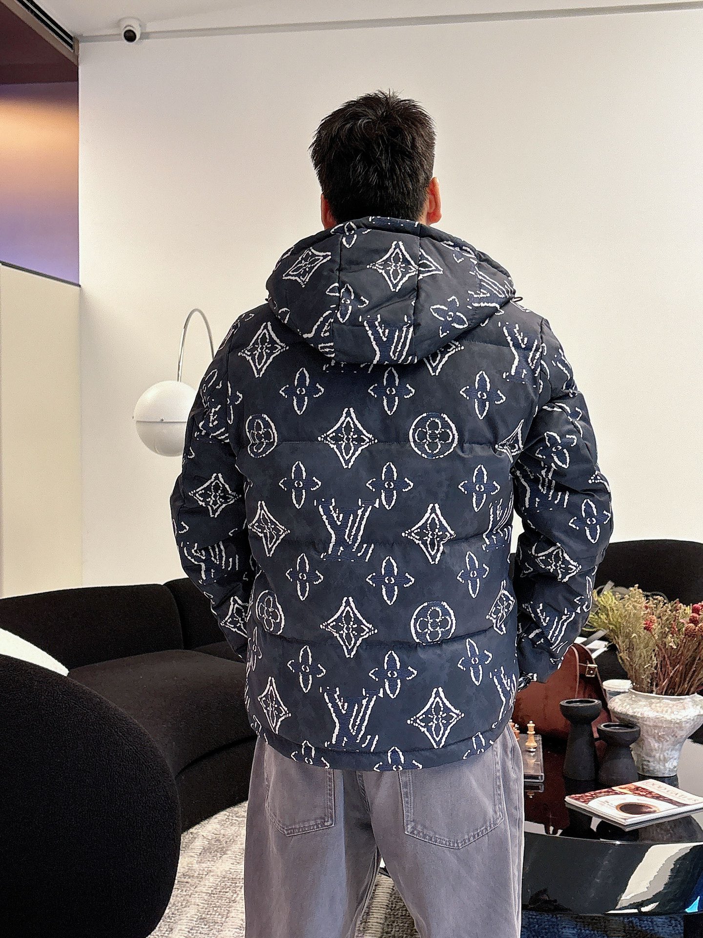 LV 官网款2025秋冬新款羽绒服。这款号称羽绒服届最高端的，全部90绒的三标齐全带着经典的Logo组合