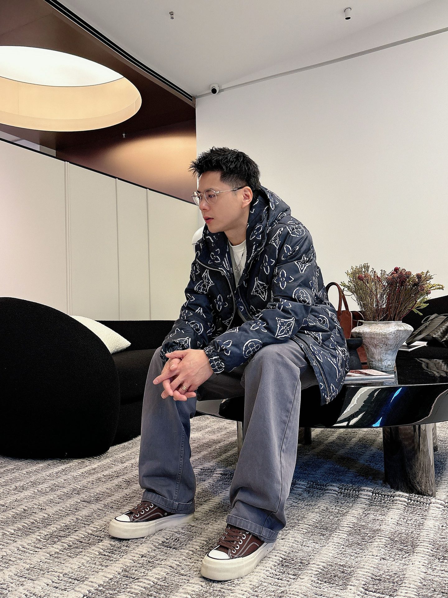 LV 官网款2025秋冬新款羽绒服。这款号称羽绒服届最高端的，全部90绒的三标齐全带着经典的Logo组合