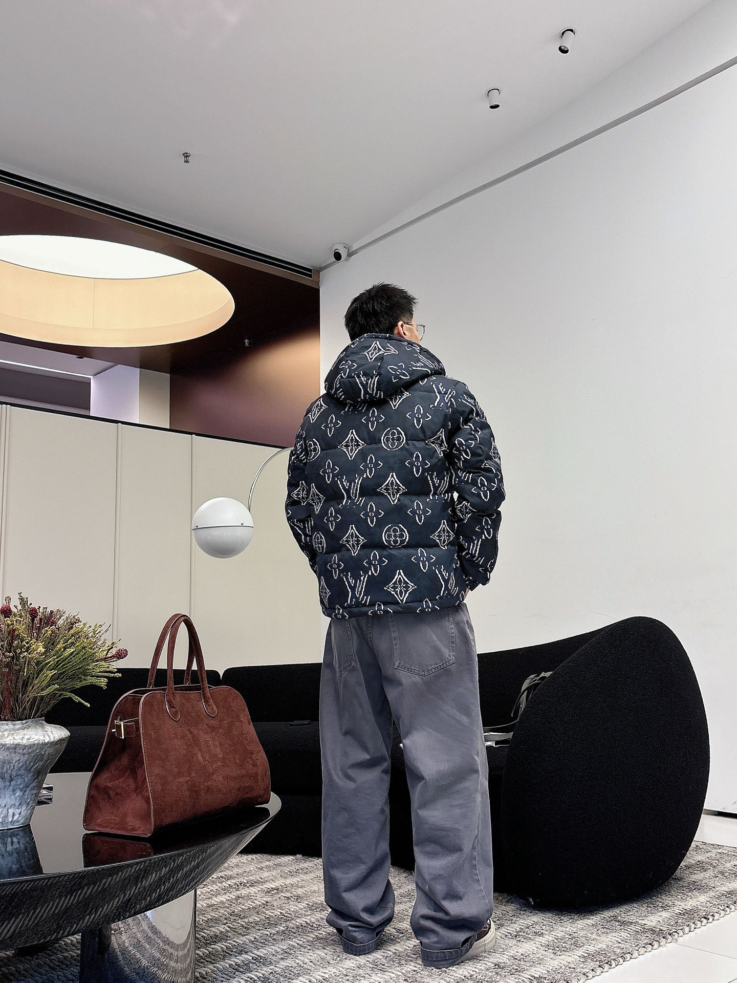 LV 官网款2025秋冬新款羽绒服。这款号称羽绒服届最高端的，全部90绒的三标齐全带着经典的Logo组合