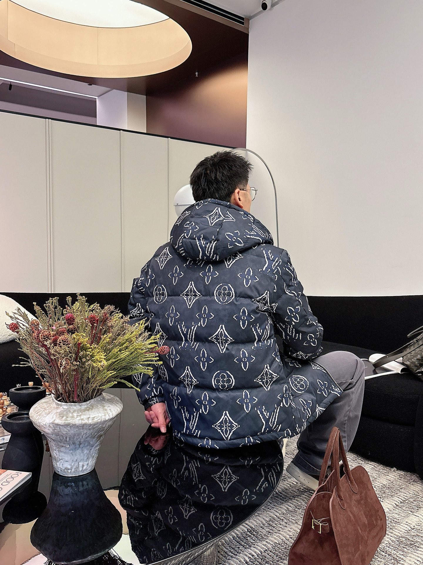 LV 官网款2025秋冬新款羽绒服。这款号称羽绒服届最高端的，全部90绒的三标齐全带着经典的Logo组合