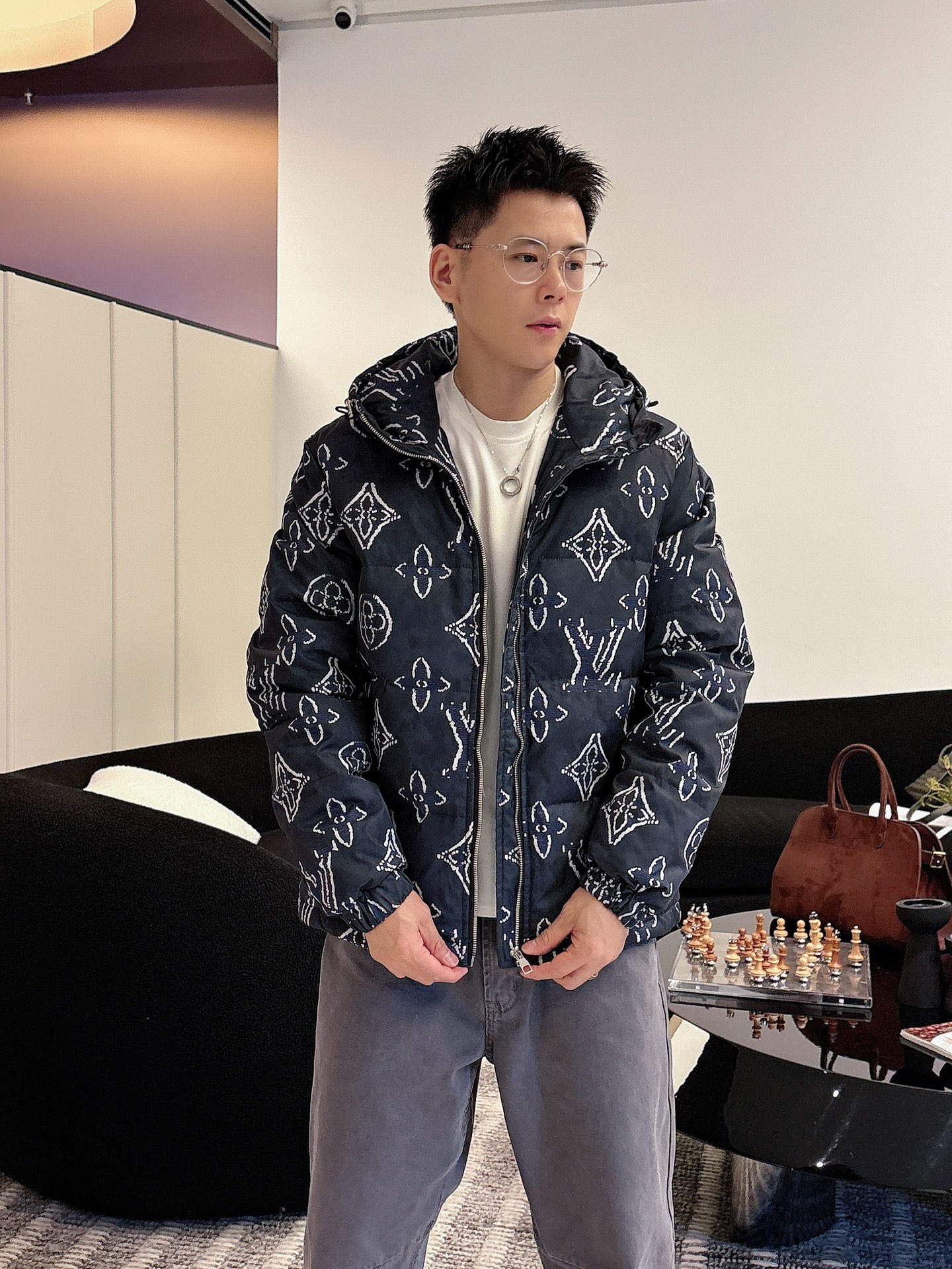 LV 官网款2025秋冬新款羽绒服。这款号称羽绒服届最高端的，全部90绒的三标齐全带着经典的Logo组合