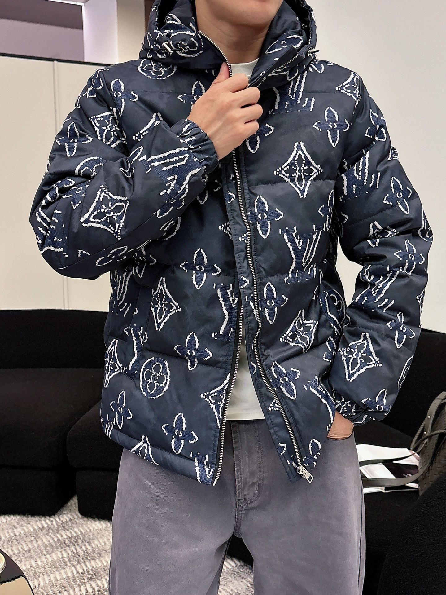 LV 官网款2025秋冬新款羽绒服。这款号称羽绒服届最高端的，全部90绒的三标齐全带着经典的Logo组合