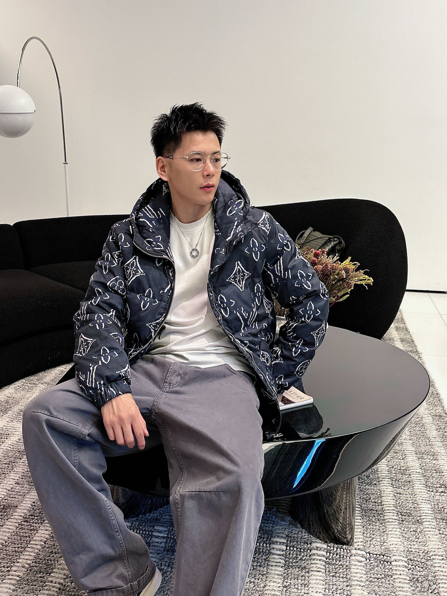 LV 官网款2025秋冬新款羽绒服。这款号称羽绒服届最高端的，全部90绒的三标齐全带着经典的Logo组合