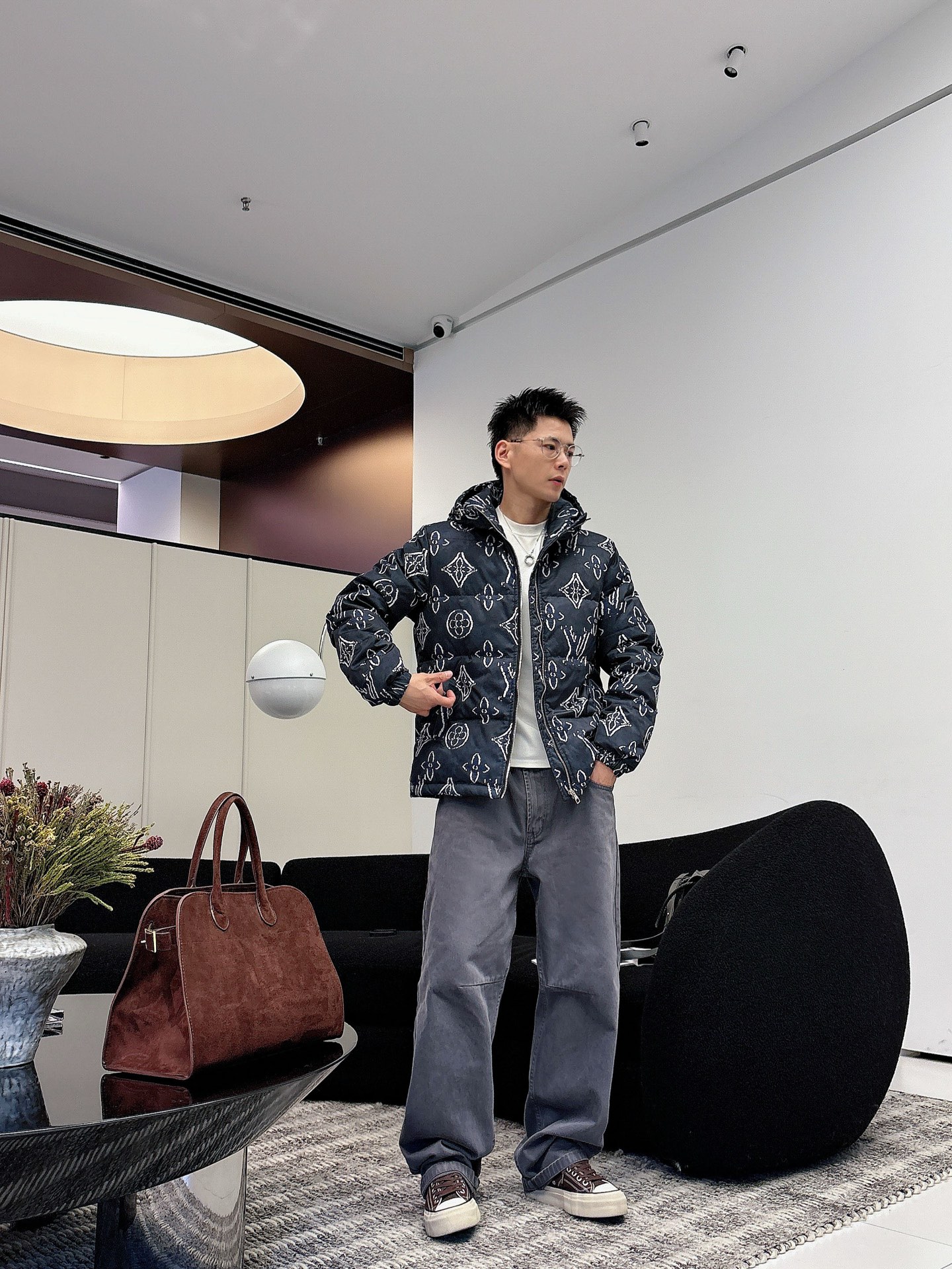 LV 官网款2025秋冬新款羽绒服。这款号称羽绒服届最高端的，全部90绒的三标齐全带着经典的Logo组合