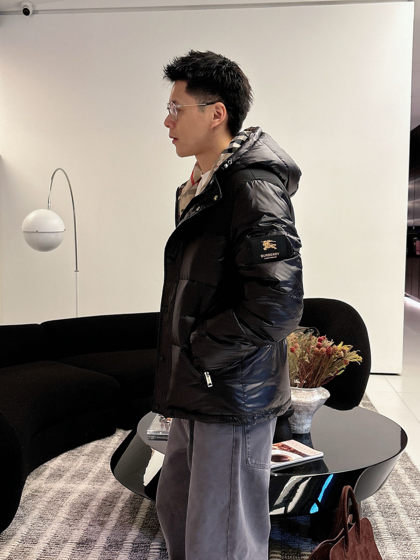 巴宝莉 官网款2025秋冬新款羽绒服。这款号称羽绒服届最高端的，全部90绒的三标齐全带着经典的Logo组