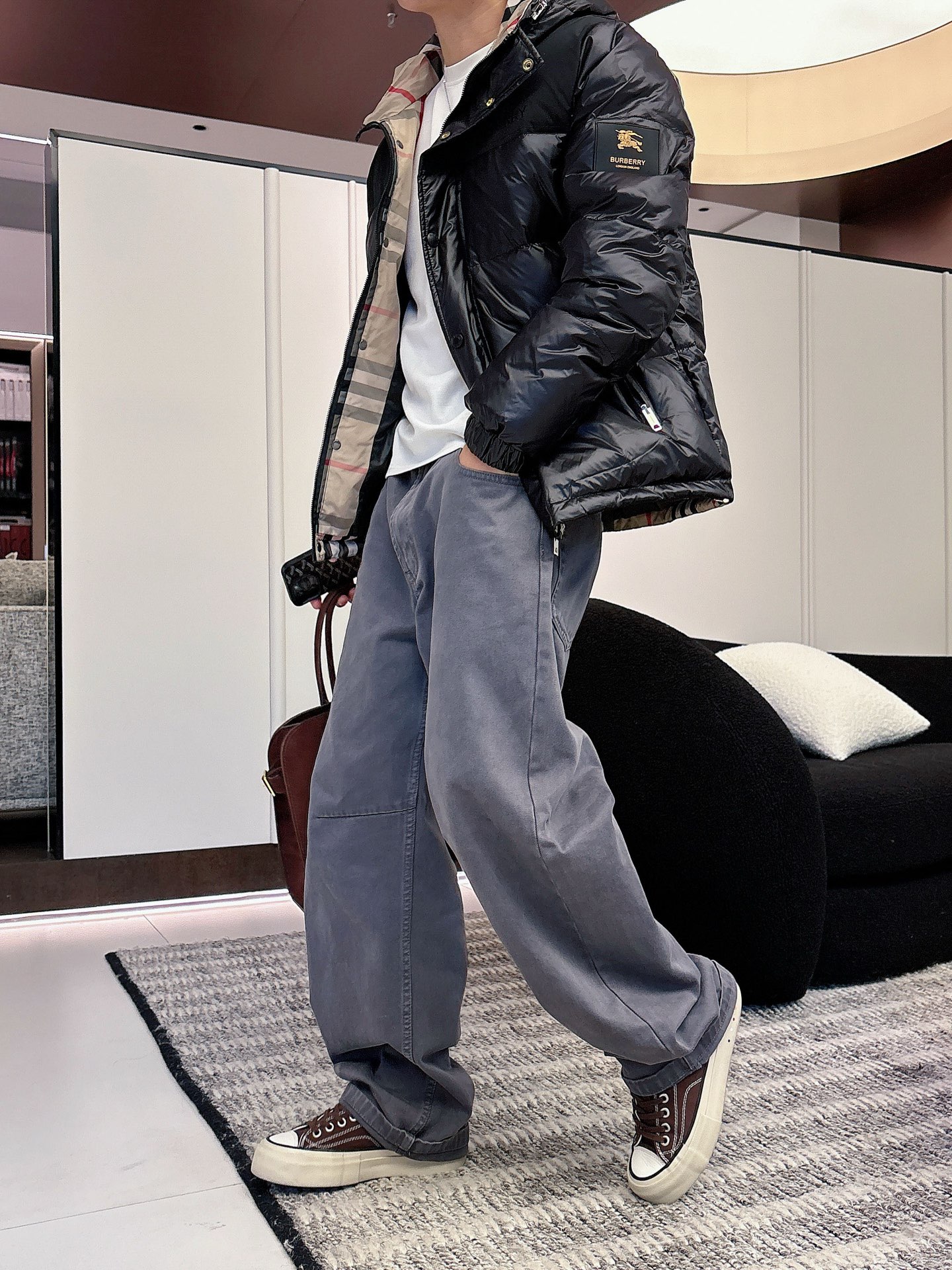 巴宝莉 官网款2025秋冬新款羽绒服。这款号称羽绒服届最高端的，全部90绒的三标齐全带着经典的Logo组