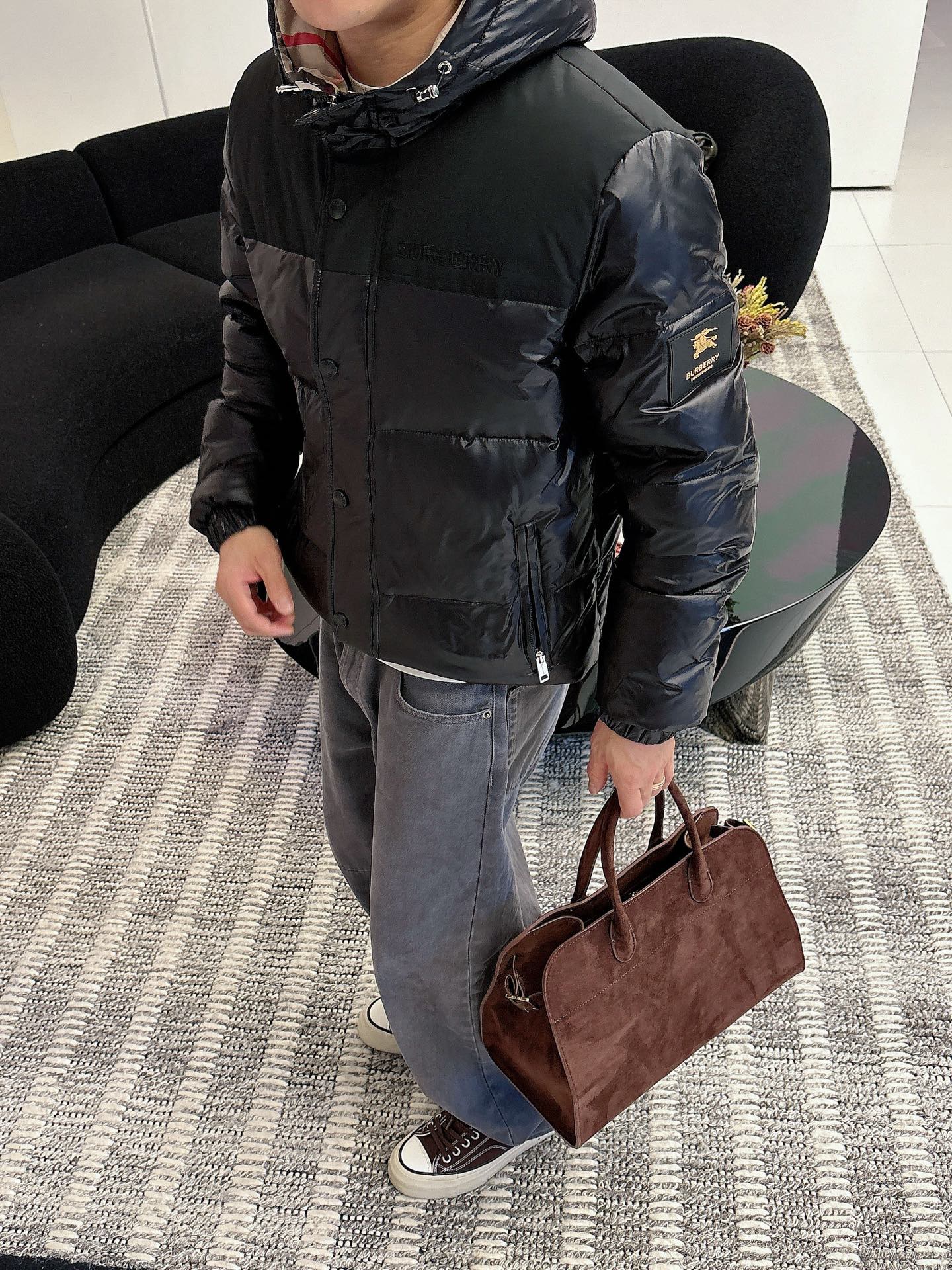 巴宝莉 官网款2025秋冬新款羽绒服。这款号称羽绒服届最高端的，全部90绒的三标齐全带着经典的Logo组