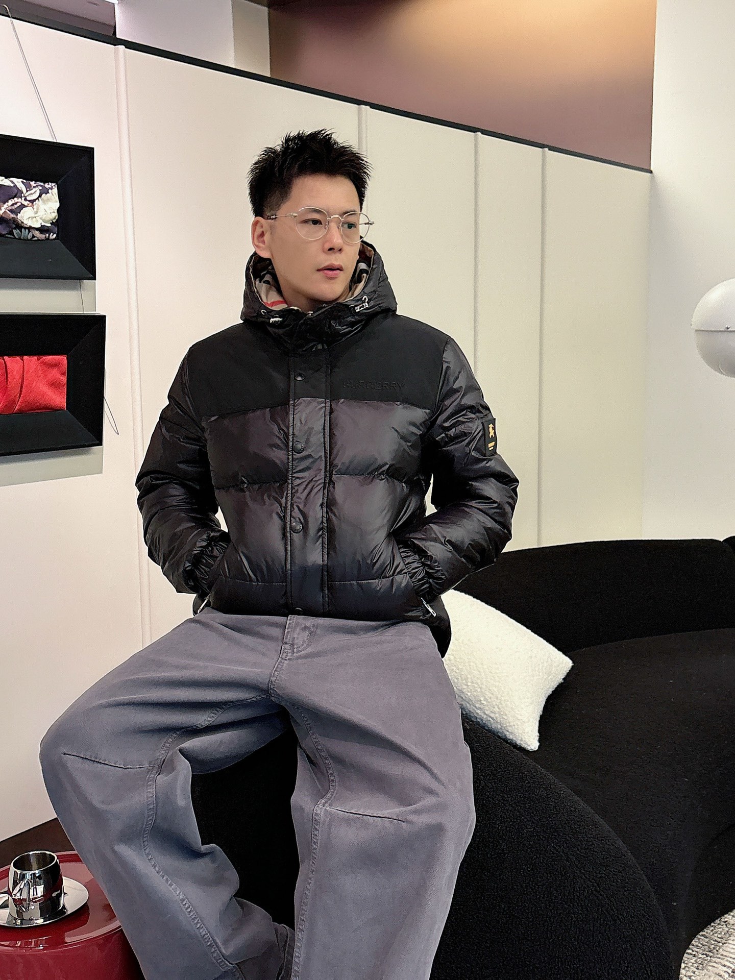 巴宝莉 官网款2025秋冬新款羽绒服。这款号称羽绒服届最高端的，全部90绒的三标齐全带着经典的Logo组