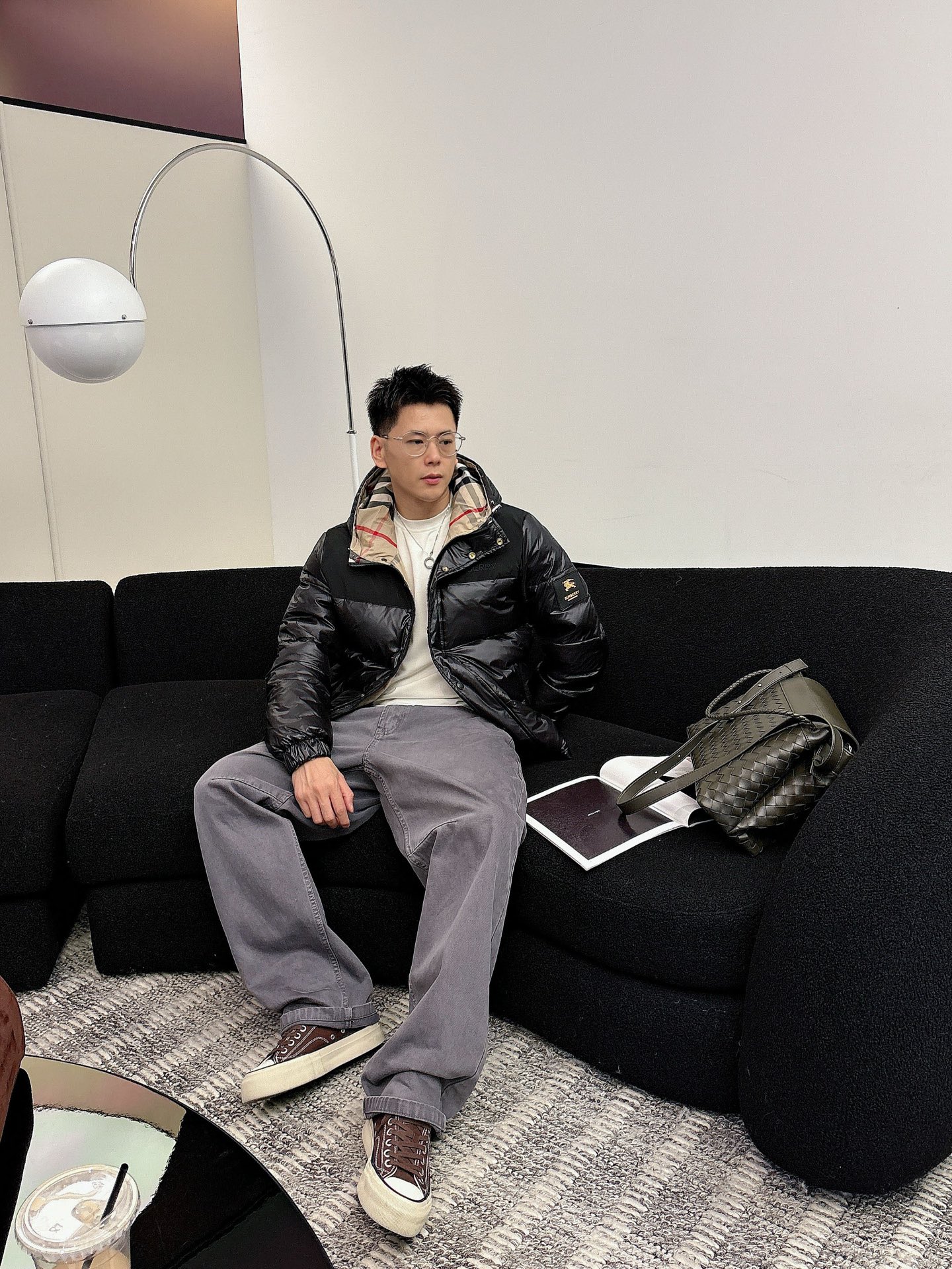 巴宝莉 官网款2025秋冬新款羽绒服。这款号称羽绒服届最高端的，全部90绒的三标齐全带着经典的Logo组