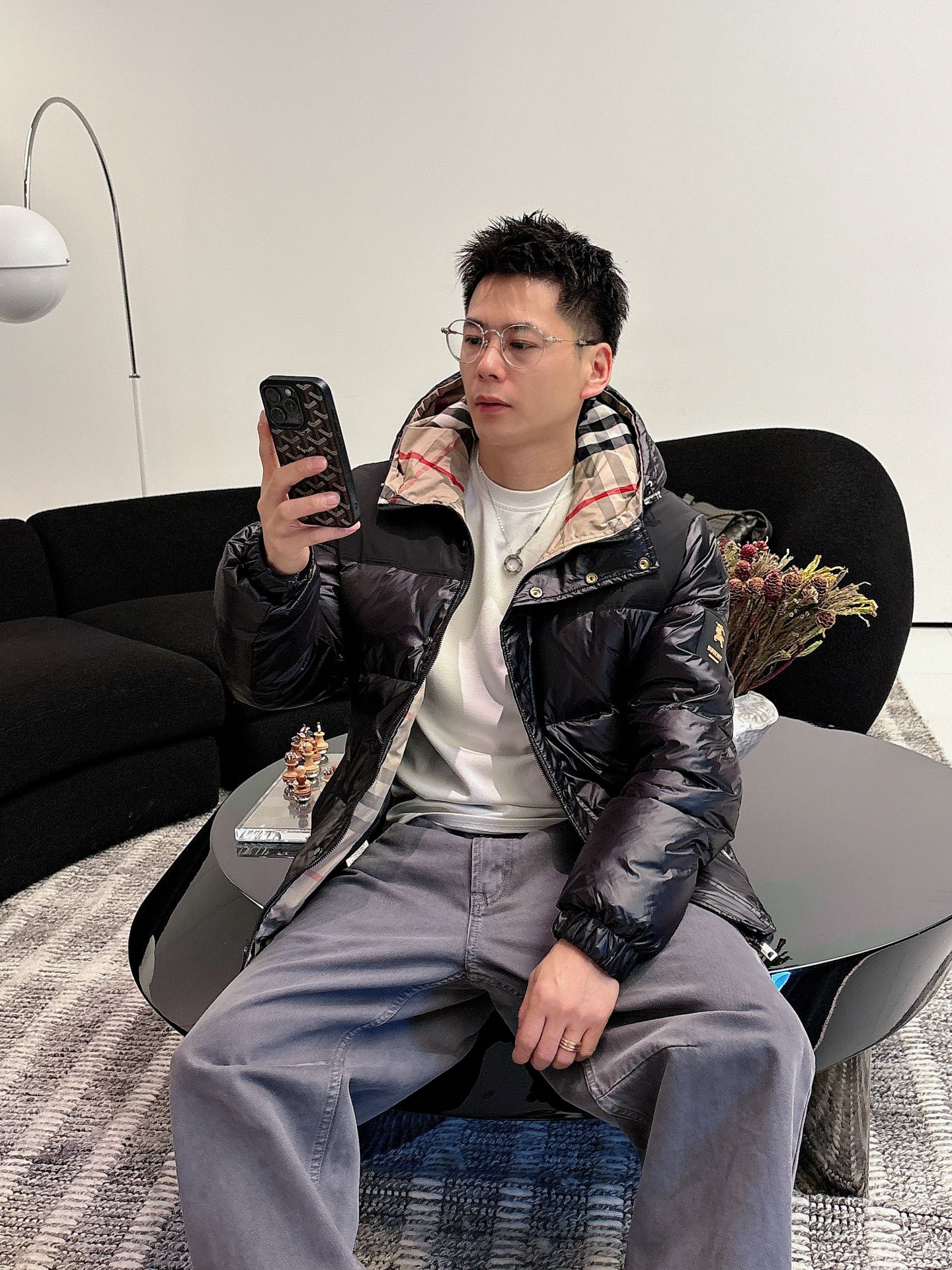 巴宝莉 官网款2025秋冬新款羽绒服。这款号称羽绒服届最高端的，全部90绒的三标齐全带着经典的Logo组