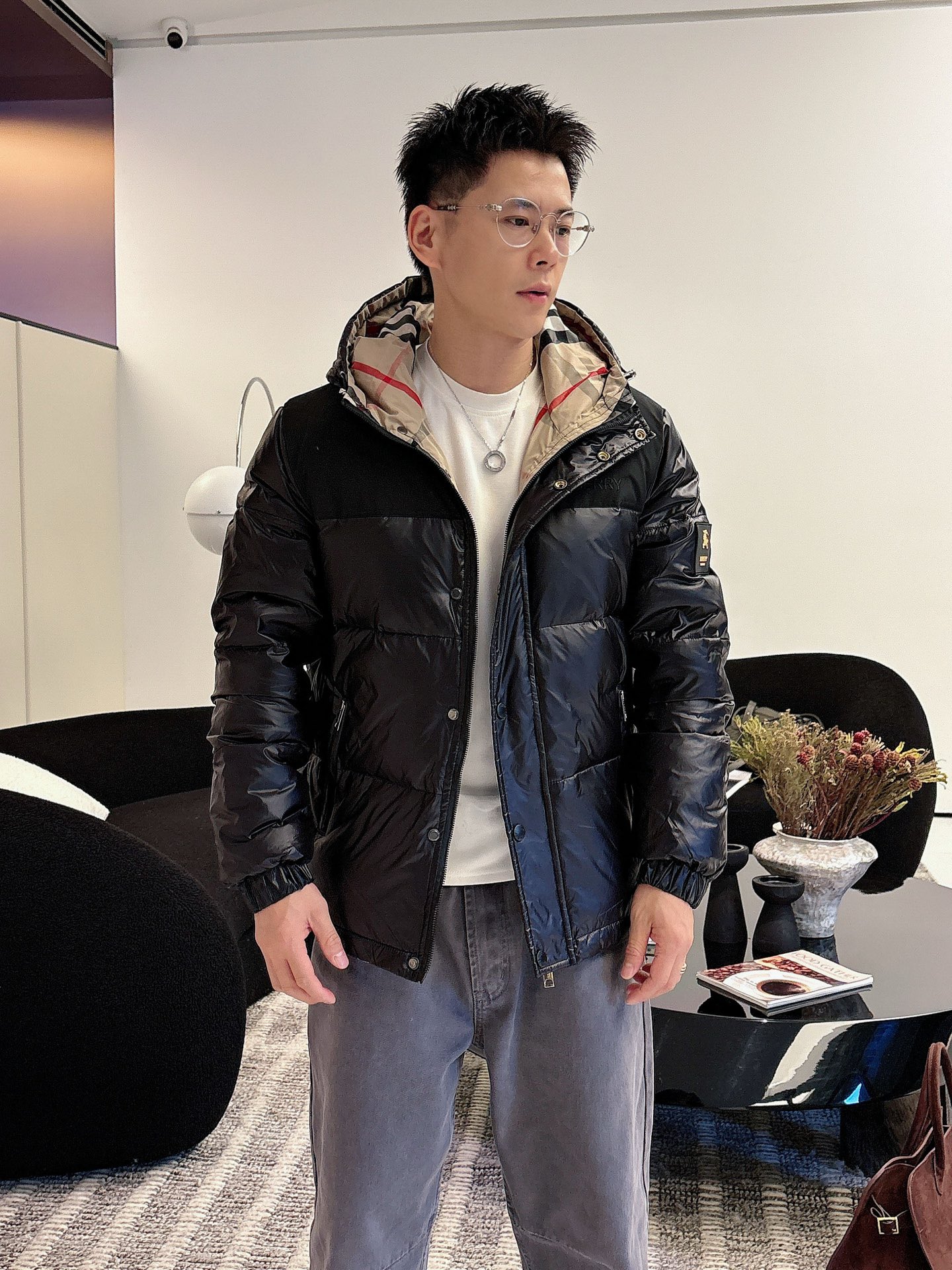 巴宝莉 官网款2025秋冬新款羽绒服。这款号称羽绒服届最高端的，全部90绒的三标齐全带着经典的Logo组