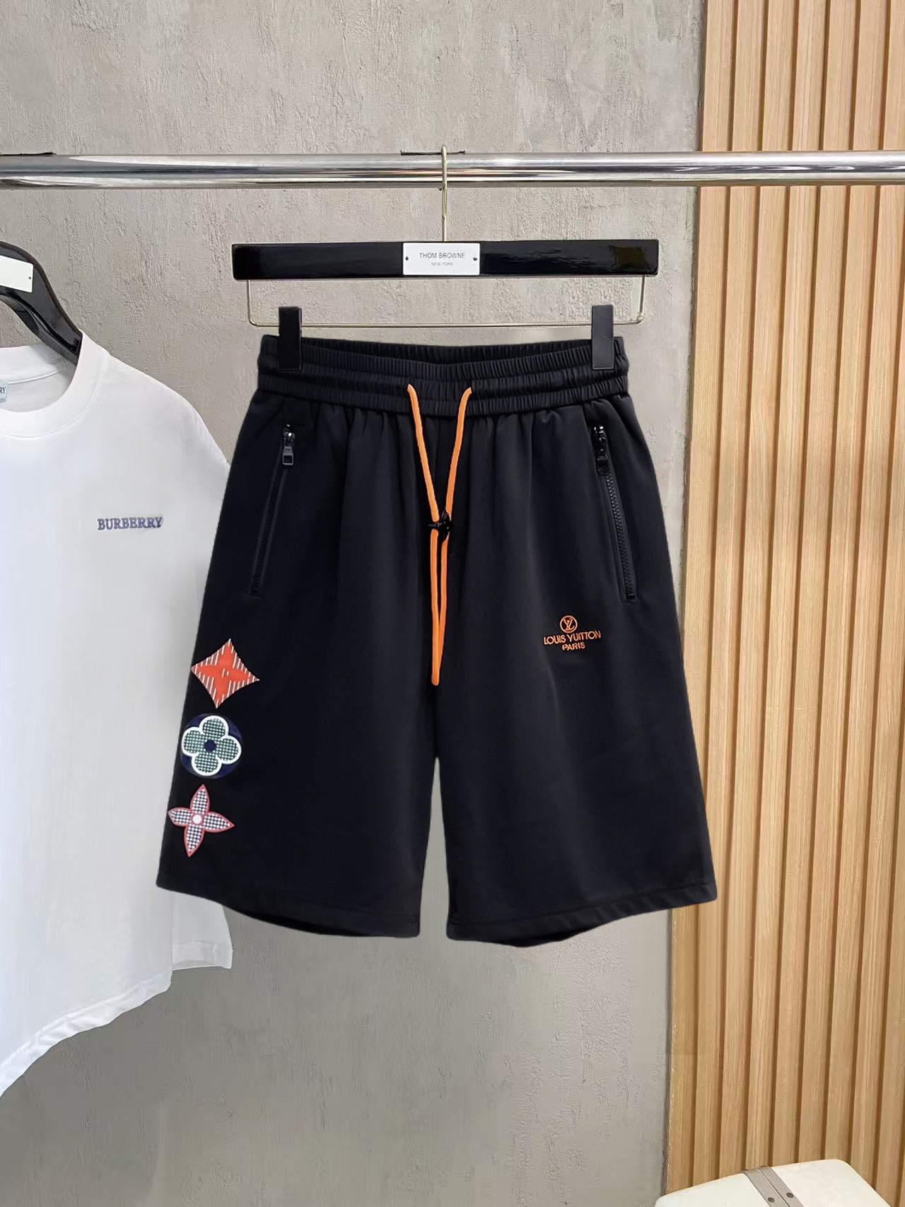 NO:846709,LV three-standard complete 2026 summer new men's casual shorts, advanced custom-made breathable fabrics, extremely breathable, elastic and comfortable, impeccable details, top-grade accessories, original logo design concept, delicate and soft feel!  The upper body fit is awesome!  Sizes M-XXXL, please state your height and weight when ordering,,louis vuitton,shorts,19860909LV 三标齐全 2026夏季新款男士休闲短裤,高级定制面料透气面料 透气弹力舒适度极高,细节无可挑剔,顶级辅料配备,原版logo设计理念,手感细腻柔软！上身版型超赞！尺码M-XXXL下单报身高体重,,louis vuitton,shorts,,Men's clothing
