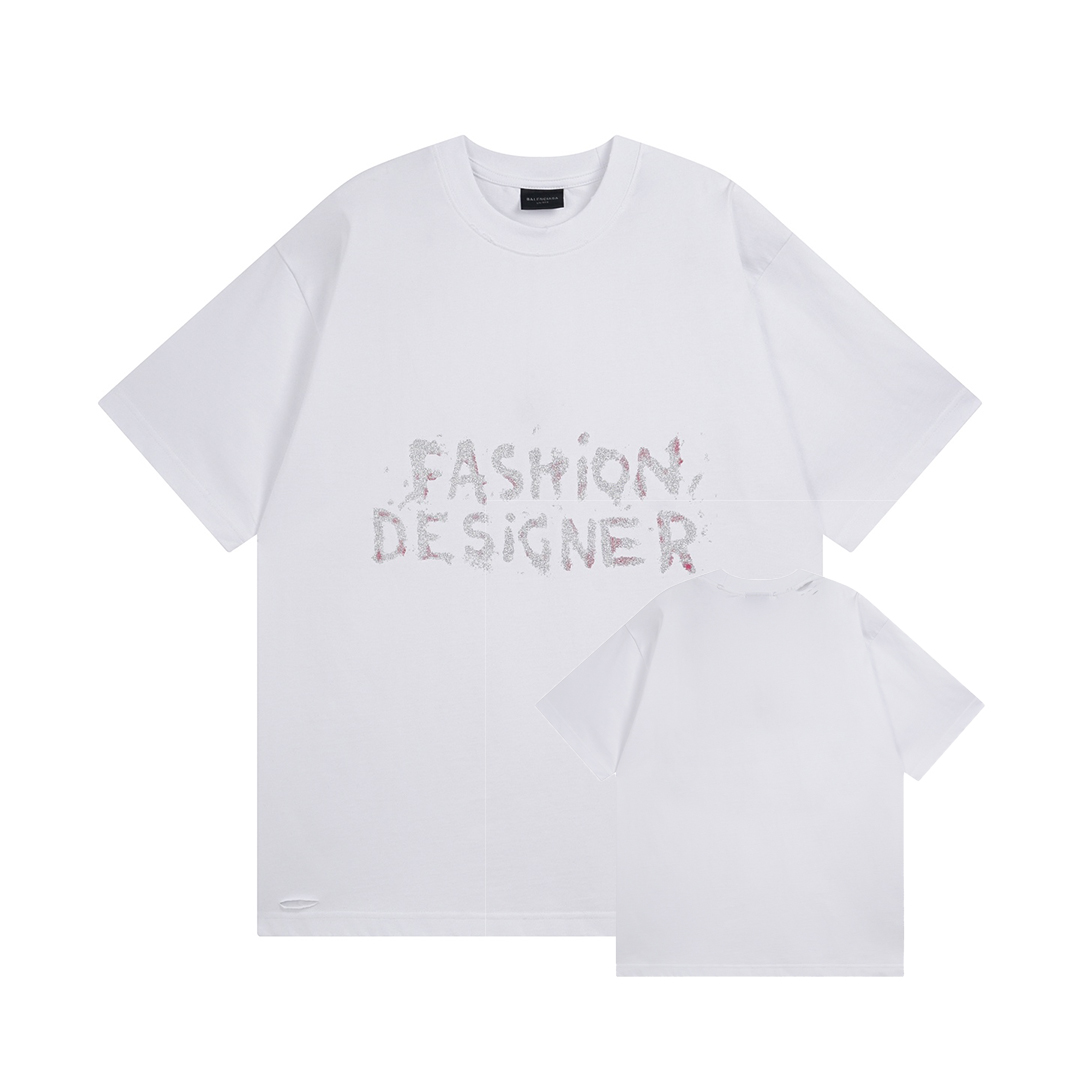 NO:333999,BALENCI*GA Paris small gold fuzzy printed short-sleeved T-shirt. The front pattern is direct sprayed by printing computer. The finished product is made of secondary water washing. Grinding and old process. Restore brick cabinet. Exclusive version fixed weaving and dyeing 280g fabric. The threads are fixed and dyed in the same cylinder. The style is made of OS loose shoulder-shoulder style. Welcome to compare. Men and women's style - Color black white - SIZEXs S M L,,balenciaga, T-shirt,tees, t-shirt,alexander wang19860909BALENCI*GA 巴黎小金片模糊印花款短袖T恤.前幅图案采用印花电脑直喷.成品做二次水洗.磨破做旧工艺.还原砖柜.独家对版定织定染280g面料 螺纹同缸定染零色差.版型釆用OS宽松落肩版型.欢迎对比 男女同款 -Color黑色 白色 -SIZEXs S M L,,balenciaga,T-shirt,tees，t-shirt,alexander wang,Women's clothing