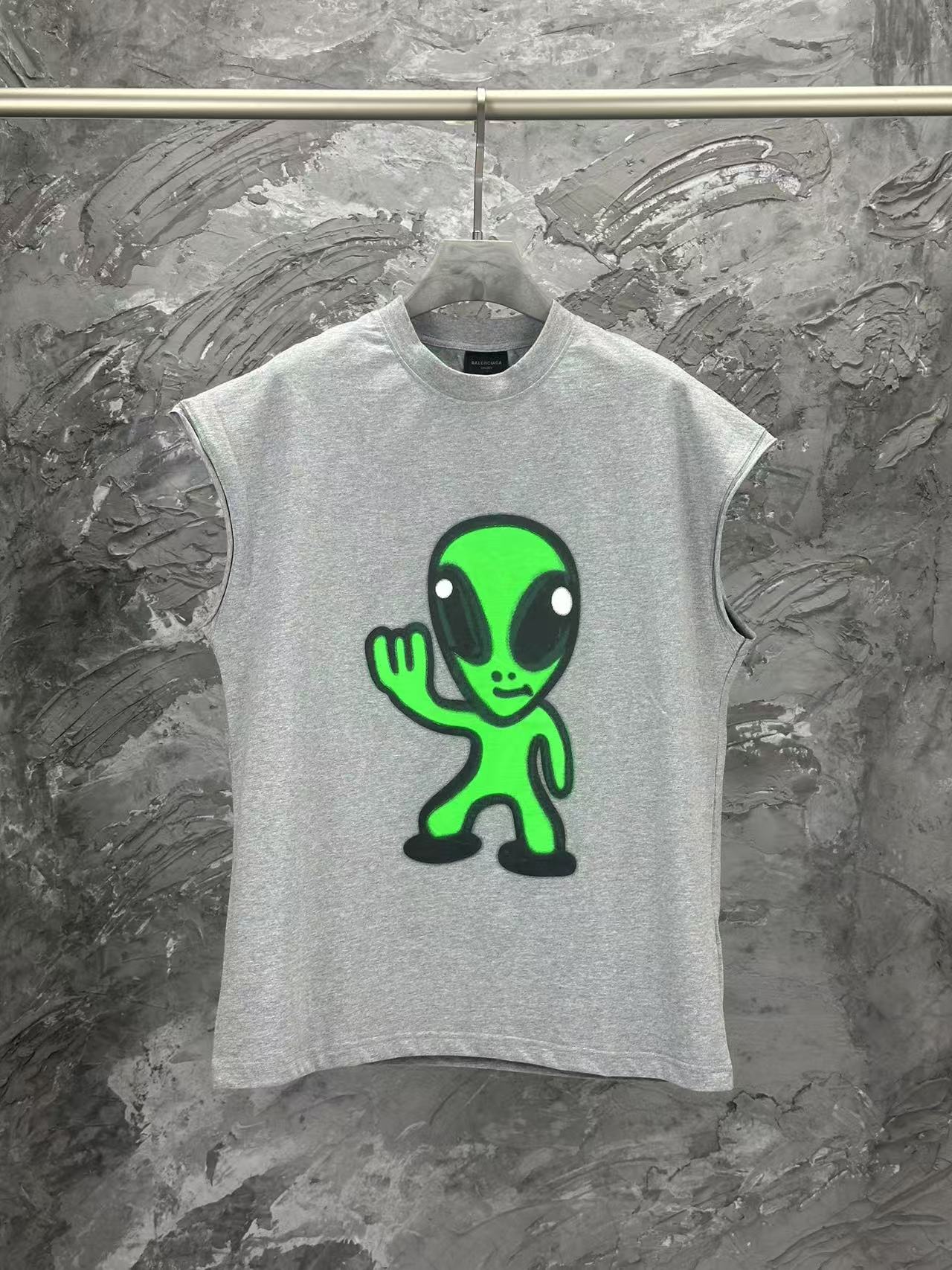 NO:333312,BALENCI*GA 25 latest hithg there dripley artistic short-sleeved T-shirt. The front alien uses computer direct-squirt printing. The back smiley face. The sleeve embroidered logo is clear. The letters are clear. The effect is three-dimensional. Exclusive version fixed weaving and dyeing 280g fabric. The threads are the same as the cylinder fixed dyeing. The style is OS loose shoulder-shouldered. Welcome to compare. Men and women's styles -Color gray -SIZEXs S M L,,balenciaga,T-shirt,tees,t-shirt,alexander wang19860909BALENCI*GA 25最新hithg there dripley艺术款短袖T恤.前面外星人采用电脑直喷印花.后幅笑脸.袖子刺绣标识.字母清晰.效果立体.独家对版定织定染280g面料.螺纹同缸定染零色差.版型釆用OS宽松落肩版型 欢迎对比 男女同款 -Color灰色 -SIZEXs S M L,,balenciaga,T-shirt,tees，t-shirt,alexander wang,Women's clothing