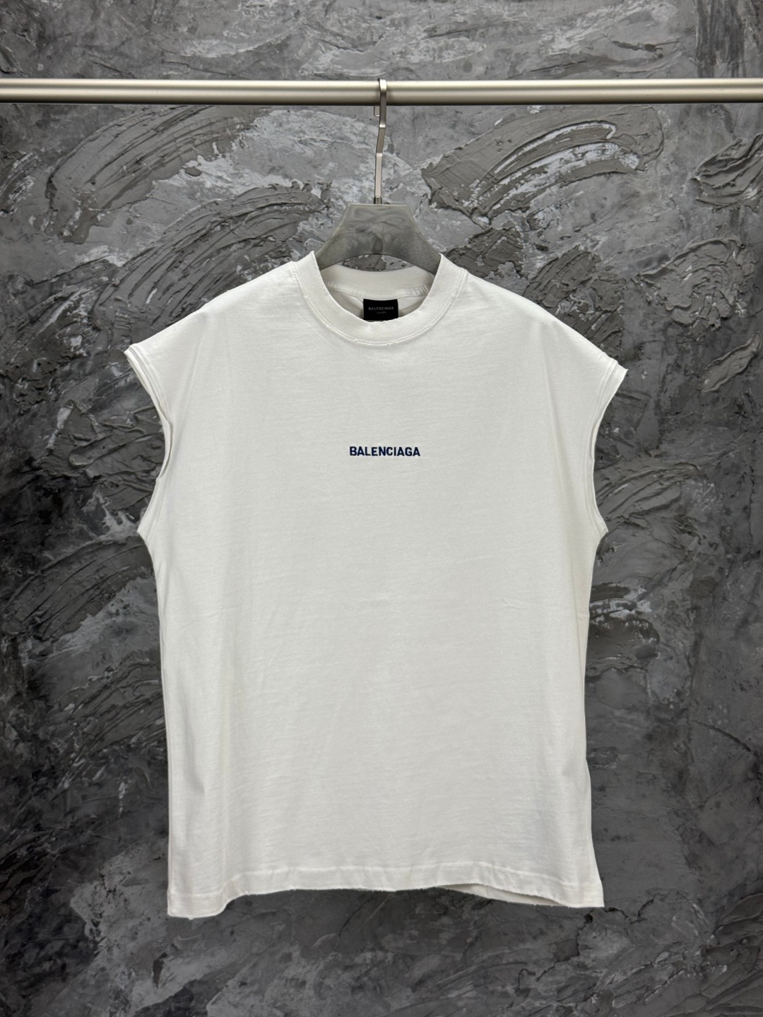 NO:446175,-BALENCI*GA 25 latest Paris classic small letter sleeveless T-shirt. The front and back embroidery is embroidered by Tanjima imported machine. The garment is made of secondary washing water. The handmade master positiones fixed point and wears. The letters are clear and the effect is three-dimensional. Exclusive version fixed weaving and dyeing 280g fabric. The threads are the same as the cylinder fixed dyeing. The style is OS loose shoulder-detached. Welcome to compare. Men and women's same style -Color beige black -SIZEXs S M L,,balenciaga,tees, t-shirt,alexander wang19860909-BALENCI*GA 25最新巴黎经典小字母款无袖T恤.前后幅绣花采用田岛进口机刺绣.成衣二次洗水做旧.手工师傅定位定点磨破.字母清晰.效果立体.独家对版定织定染280g面料.螺纹同缸定染零色差.版型釆用OS宽松落肩版型 欢迎对比 男女同款 -Color米色 黑色 -SIZEXs S M L,,balenciaga,tees，t-shirt,alexander wang,Women's clothing