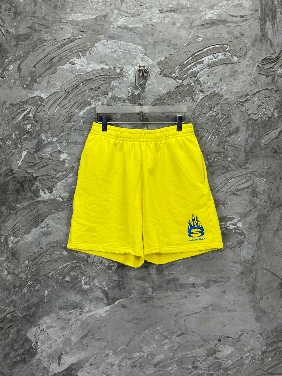 NO:447575,-BALENCIAGA Paris double ring flame LOGO shorts. The pattern print uses imported environmentally friendly paddles. The garment is washed twice and worn. Hand-made and worn. The letters are clear. The feel is comfortable. The effect is three-dimensional. Exclusive version fixed weaving and dyeing. 460g double strand double yarn.. The version adopts OS loose style. Welcome to compare. Men and women's styles -Color black fluorescent yellow -SIZEXs S M L,,balenciaga, shorts,alexander wang19860909-BALENCIAGA巴黎双环火焰LOGO款短裤.图案印花釆用进口环保胶桨.成衣二次洗水做旧.手工磨破.字母清晰.手感舒适.效果立体.独家对版定织定染 460g双股双纱..版型釆用OS宽松版型 欢迎对比 男女同款 -Color黑色 荧光黄 -SIZEXs S M L,,balenciaga,shorts,alexander wang,Women's clothing