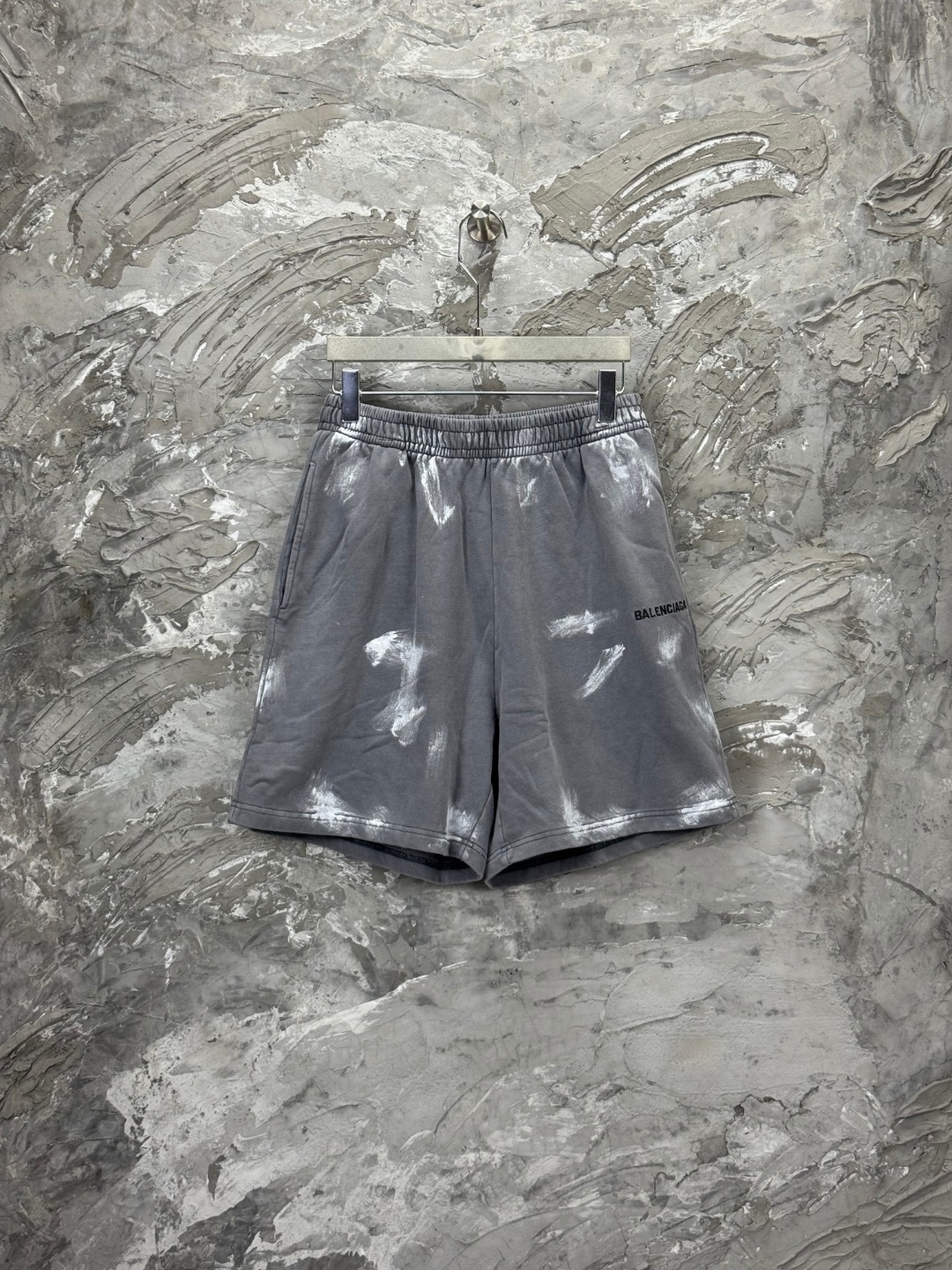 NO:447535,-BALENCIAGA Paris latest hand-painted graffiti shorts. The embroidery is embroidered by imported Tajima machine. The garment is made of aging by secondary washing water. Hand-painted hand-painted. The letters are clear. The feel is comfortable. The effect is three-dimensional. Exclusive version fixed weaving and dyeing. 460g double strand double yarn fabric. The pattern is OS loose. Welcome to compare. Men and women's styles -Color wash grey -SIZEXs S M L model number 6606#,,balenciaga, shorts,alexander wang19860909-BALENCIAGA巴黎最新手绘涂鸦款短裤.绣花釆用进口田岛机刺绣.成衣二次洗水做旧.手工磨破手绘.超重工艺.字母清晰.手感舒适.效果立体.独家对版定织定染 460g双股双纱面料.版型釆用OS宽松版型 欢迎对比 男女同款 -Color洗水灰 -SIZEXs S M L 款号6606#,,balenciaga,shorts,alexander wang,Women's clothing