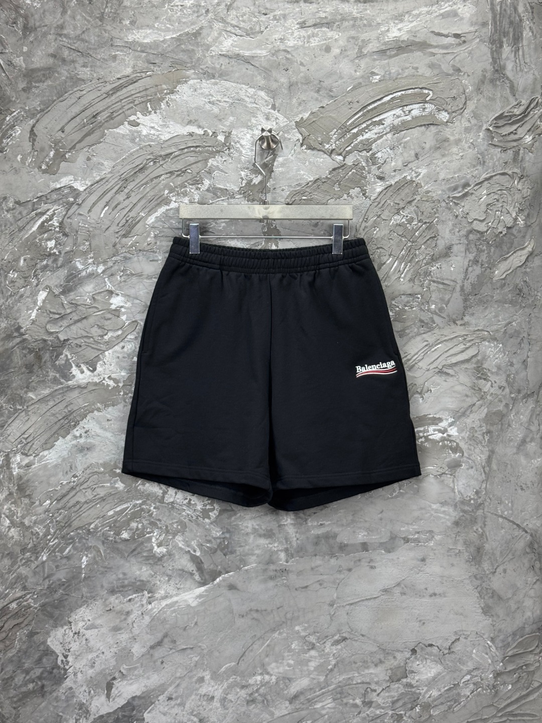 NO:447583,-BALENCIAGA Paris Wave Classic Embroidery Shorts. The embroidery is embroidered by imported Tajima machine. The garment is made of secondary washing water. The letters are clear. The feel is comfortable. The effect is three-dimensional. Exclusive version fixed weaving and dyeing 460g double-strand double-yarn fabric. The style is OS loose. Welcome to compare. Men and women's styles -Color black gray rice apricot -SIZEXs S M L,,balenciaga, shorts,alexander wang19860909-BALENCIAGA巴黎海浪经典刺绣款短裤.绣花釆用进口田岛机刺绣.成衣二次洗水做旧.字母清晰.手感舒适.效果立体.独家对版定织定染460g双股双纱面料.版型釆用OS宽松版型 欢迎对比 男女同款 -Color黑色 灰色 米杏 -SIZEXs S M L,,balenciaga,shorts,alexander wang,Women's clothing