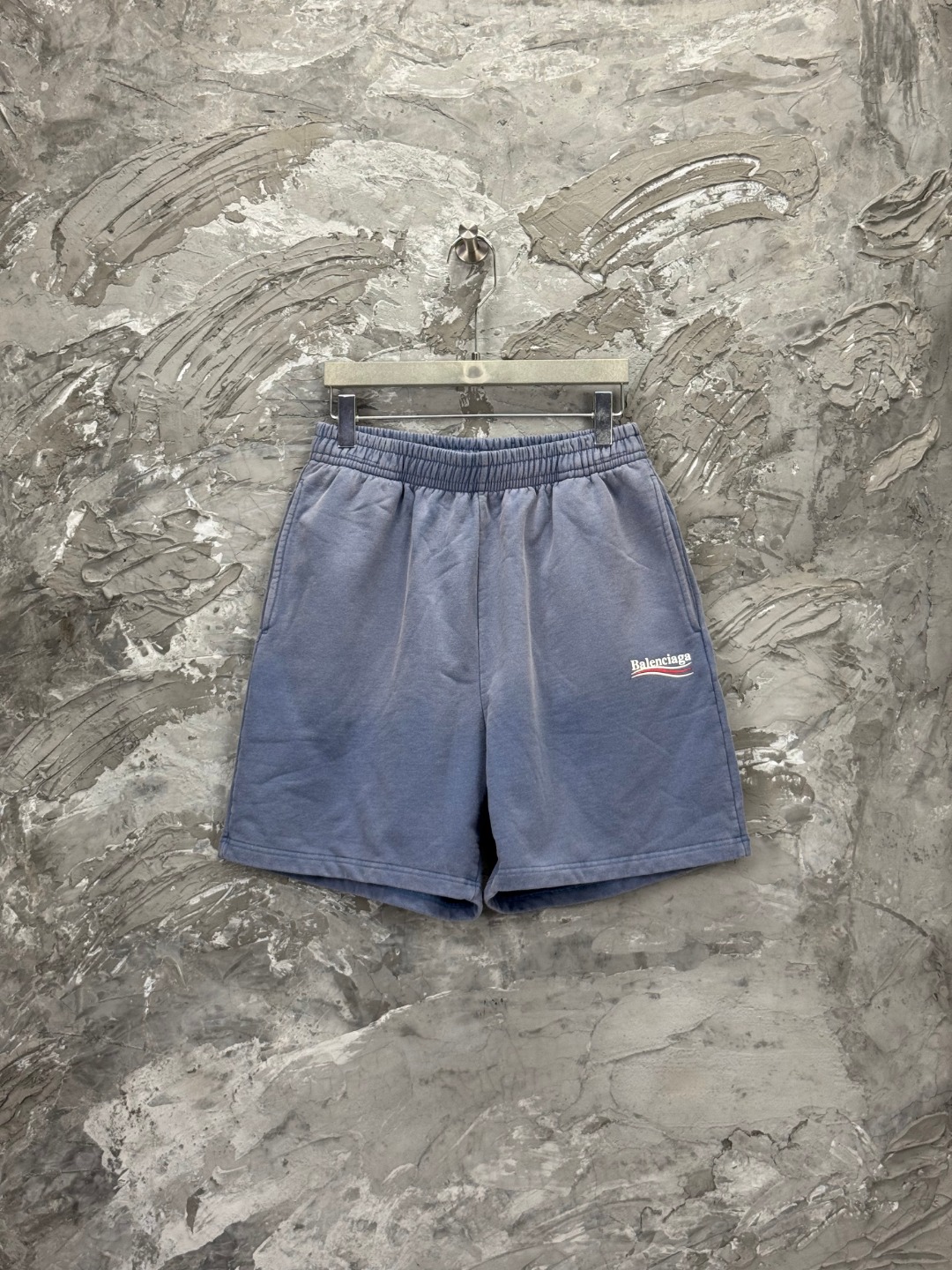 NO:447589,-BALENCIAGA Paris Wave Classic Wash Shorts. The print uses imported environmentally friendly glue. The garment secondary washing water is washed with clear letters. The feel is comfortable and the effect is three-dimensional. Exclusive version fixed weaving and dyeing 460g double-strand double-yarn fabric. The style is OS loose. Welcome to compare. The same style for men and women - Color wash blue -SIZEXs S M L model number 6611#,,balenciaga, shorts,alexander wang19860909-BALENCIAGA巴黎海浪经典洗水款短裤.印花釆用进口环保胶浆.成衣二次洗水.字母清晰.手感舒适.效果立体.独家对版定织定染460g双股双纱面料.版型釆用OS宽松版型 欢迎对比 男女同款 -Color洗水蓝 -SIZEXs S M L 款号6611#,,balenciaga,shorts,alexander wang,Women's clothing
