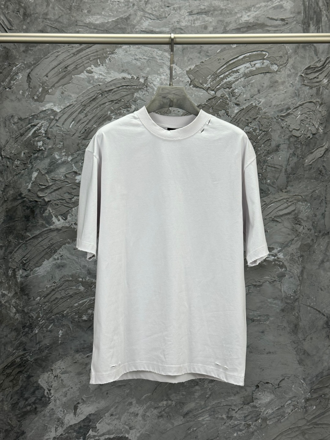 NO:446187,-BALENCI*GA 25 Paris back art print short-sleeved T-sleeved back pattern. The back pattern is printed with environmentally friendly imported materials. The garment is secondary washing water. Hand-made grinding. The letters are clear. The effect is three-dimensional. Exclusive version fixed weaving and dyeing 280g fabric. The threads are the same as the cylinder fixed dyeing. The style is OS loose shoulder-length. Welcome to compare. The same style for men and women -Color white -SIZEXs S M L,,balenciaga,T-shirt,alexander wang19860909-BALENCI*GA 25巴黎后背艺术印花款短袖T袖.后背图案采用环保进口材料印花.成衣二次洗水.手工磨破.字母清晰.效果立体.独家对版定织定染280g面料.螺纹同缸定染零色差.版型釆用OS宽松落肩版型 欢迎对比 男女同款 -Color白色 -SIZEXs S M L,,balenciaga,T-shirt,alexander wang,Women's clothing