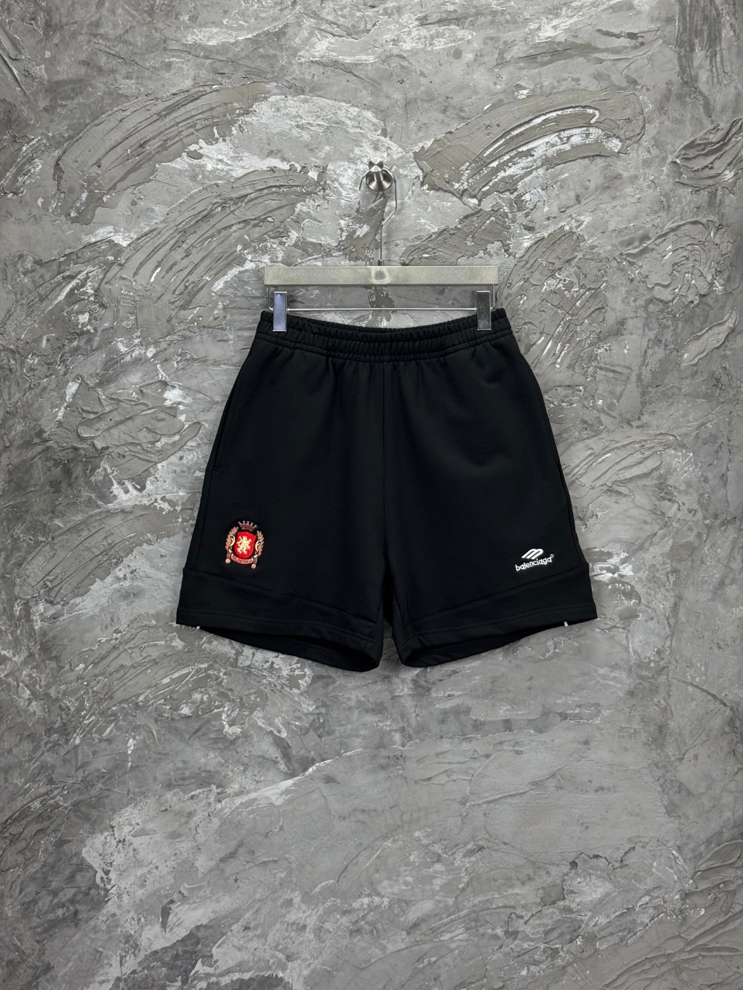 NO:447596,-BALENCIAGA25 Paris joint-branded Manchester United uniform shorts. The embroidery is embroidered by imported Tajima machine. The garment is washed twice. The letters are clear. The feel is comfortable. The effect is three-dimensional. Exclusive version fixed weaving and dyeing 460g double-strand double-yarn fabric. The style is OS loose. Welcome to compare. Men and women's style -Color black -SIZEXs S M L model number 6616#,,balenciaga, shorts,alexander wang19860909-BALENCIAGA25巴黎联名曼联球服短裤.绣花釆用进口田岛机刺绣.成衣二次洗水.字母清晰.手感舒适.效果立体.独家对版定织定染460g双股双纱面料.版型釆用OS宽松版型 欢迎对比 男女同款 -Color黑色 -SIZEXs S M L 款号6616#,,balenciaga,shorts,alexander wang,Women's clothing