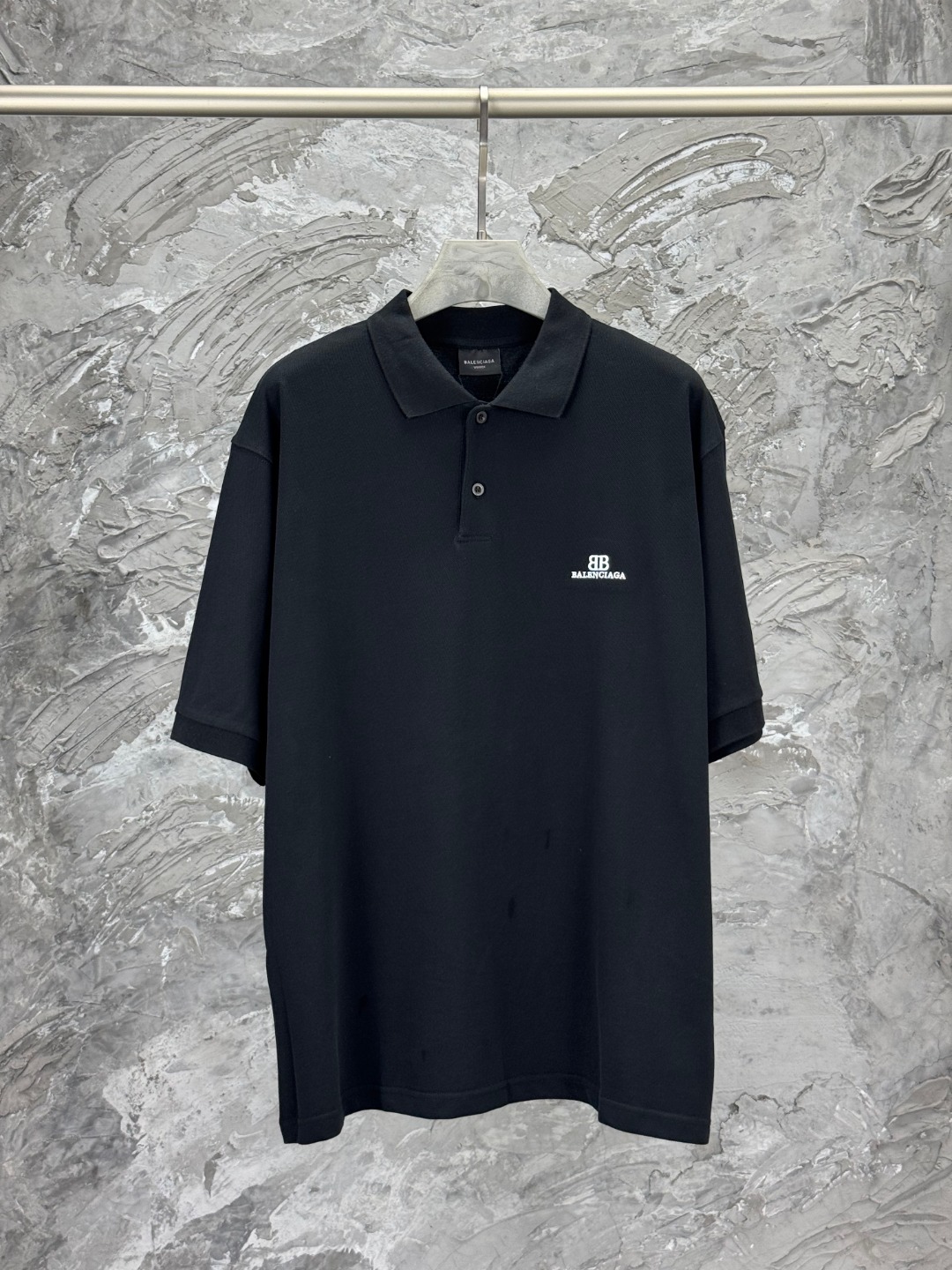 NO:447519,-BALENCI*GA 25 Paris double B embroidery POLO shirt. The embroidery is embroidered by imported Tajima machine. The garment is washed twice. The letters are clear and the effect is three-dimensional. Exclusive version fixed weaving and dyeing 280g bead floor fabric. The threads are the same as the cylinder fixed dyeing zero color difference. The style is OS loose shoulder-shoulder style. Welcome to compare. Men and women's styles -Color black white -SIZEXs S M L,,balenciaga,alexander wang19860909-BALENCI*GA 25巴黎双B刺绣POLO衫.绣花采用进口田岛机刺绣.成衣二次洗水.字母清晰.效果立体.独家对版定织定染280g珠地面料.螺纹同缸定染零色差.版型釆用OS宽松落肩版型 欢迎对比 男女同款 -Color黑色 白色 -SIZEXs S M L,,balenciaga,alexander wang,Women's clothing