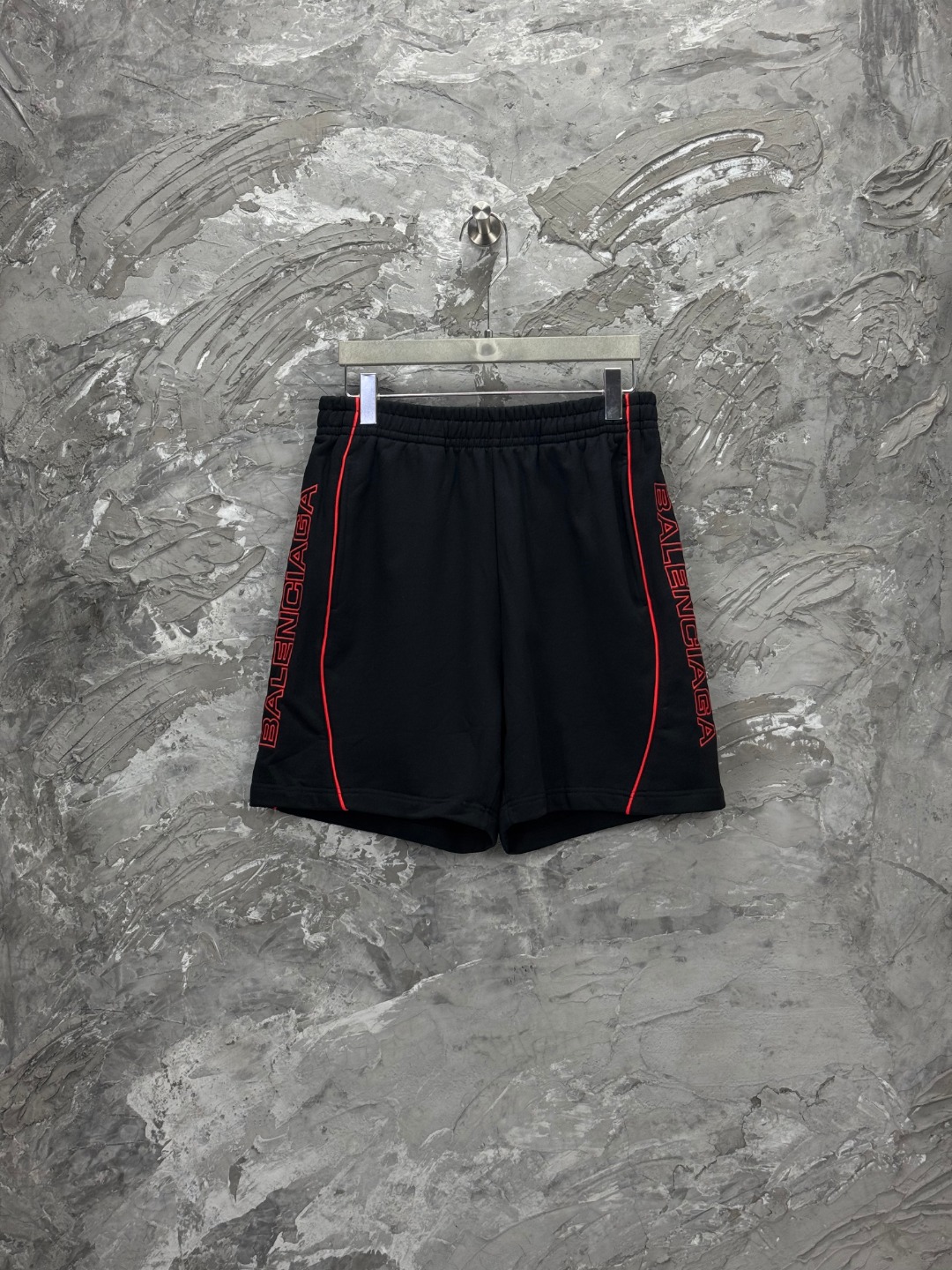 NO:447543,-BALENCIAGA25 Paris splicing rope shorts. The embroidery is embroidered by imported Tajima machine. Side seam pull strips. The garment is washed twice. The letters are clear. The feel is comfortable. The effect is three-dimensional. Exclusive version fixed weaving and dyeing 460g double-strand double-yarn fabric. The style is OS loose. Welcome to compare. Men and women's style -Color black -SIZEXs S M L model number 6618#,,balenciaga, shorts,alexander wang19860909-BALENCIAGA25巴黎拼接夹绳短裤.绣花釆用进口田岛机刺绣.侧缝拉边条.成衣二次洗水.字母清晰.手感舒适.效果立体.独家对版定织定染460g双股双纱面料.版型釆用OS宽松版型 欢迎对比 男女同款 -Color黑色 -SIZEXs S M L 款号6618#,,balenciaga,shorts,alexander wang,Women's clothing