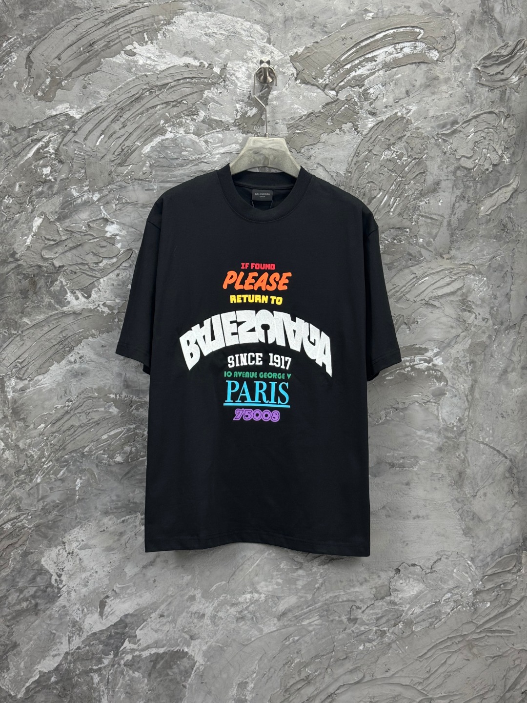 NO:447533,-BALENCI*GA 25 Paris color inverted letter short-sleeved T-shirt. The front pattern is made of imported environmentally friendly paste printing. The white letters are imported from Tianjima embroidery machine. The garment is secondary washing water. The letters are clear and the effect is three-dimensional. Exclusive version fixed weaving and dyeing 280g fabric. The threads are the same as the cylinder fixed dyeing. The style is made of OS loose shoulder-shoulder style. Welcome to compare. Men and women's style -Color black -SIZEXs S M L model number 7918#,,balenciaga,T-shirt,tees,t-shirt,alexander wang19860909-BALENCI*GA 25巴黎彩色倒字母款短袖T恤.前幅图案采用进口环保胶浆印花.白色字母采用进口田岛绣机器.成衣二次洗水.字母清晰.效果立体.独家对版定织定染280g面料.螺纹同缸定染零色差.版型釆用OS宽松落肩版型 欢迎对比 男女同款 -Color黑色 -SIZEXs S M L 款号7918#,,balenciaga,T-shirt,tees，t-shirt,alexander wang,Women's clothing