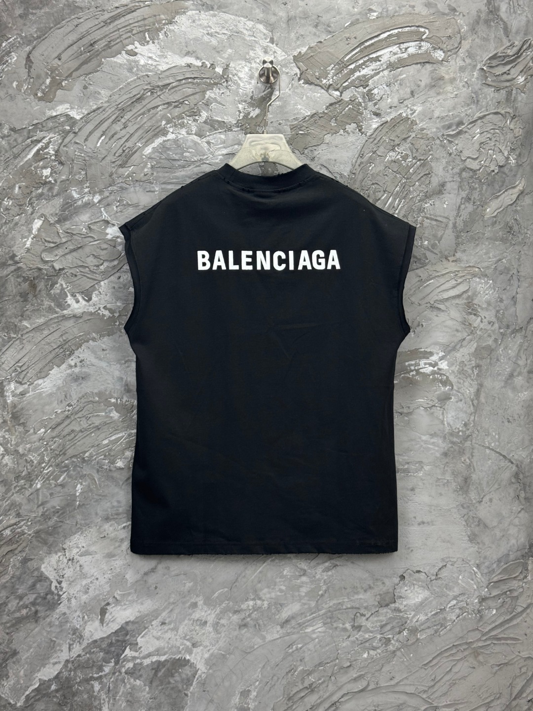 NO:446181,-BALENCI*GA 25 latest Paris classic small letter sleeveless T-shirt. The front and back embroidery is embroidered by Tanjima imported machine. The garment is made of secondary washing water. The handmade master positiones fixed point and wears. The letters are clear and three-dimensional. Exclusive version fixed weaving and dyeing 280g fabric. The threads are fixed and dyed in the same cylinder. The style is OS loose shoulder-detached. Welcome to compare. The same style for men and women -Color beige -SIZEXs S M L,,balenciaga,tees, t-shirt,alexander wang19860909-BALENCI*GA 25最新巴黎经典小字母款无袖T恤.前后幅绣花采用田岛进口机刺绣.成衣二次洗水做旧.手工师傅定位定点磨破.字母清晰.效果立体.独家对版定织定染280g面料.螺纹同缸定染零色差.版型釆用OS宽松落肩版型 欢迎对比 男女同款 -Color米色 -SIZEXs S M L,,balenciaga,tees，t-shirt,alexander wang,Women's clothing