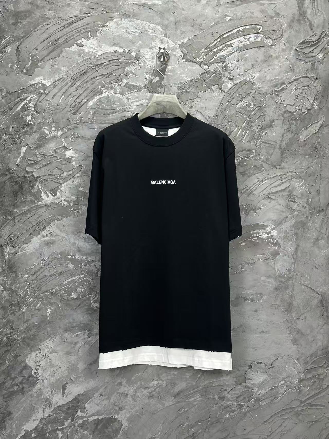 NO:447562,-BALENCI*GA 25 Paris classic letter logo fake two-piece short-sleeved T-shirt. The front and back embroidery is embroidered by imported Tajima embroidery machine. The garment is washed twice. The handmade master is worn and used to make it old. The letters are clear. The effect is three-dimensional. Exclusive version fixed weaving and dyeing 280g fabric. The threads are the same as the cylinder fixed dyeing. The style is OS loose shoulder-shouldered. Welcome to compare. The same style for men and women -Color black -SIZEXs S M L,,balenciaga,T-shirt,tees,t-shirt,alexander wang19860909-BALENCI*GA 25巴黎经典字母标识假两件短袖T恤.前后幅绣花采用进口田岛绣花机刺绣.成衣二次洗水.手工师傅磨烂做旧.字母清晰.效果立体.独家对版定织定染280g面料.螺纹同缸定染零色差.版型釆用OS宽松落肩版型 欢迎对比 男女同款 -Color黑色 -SIZEXs S M L,,balenciaga,T-shirt,tees，t-shirt,alexander wang,Women's clothing