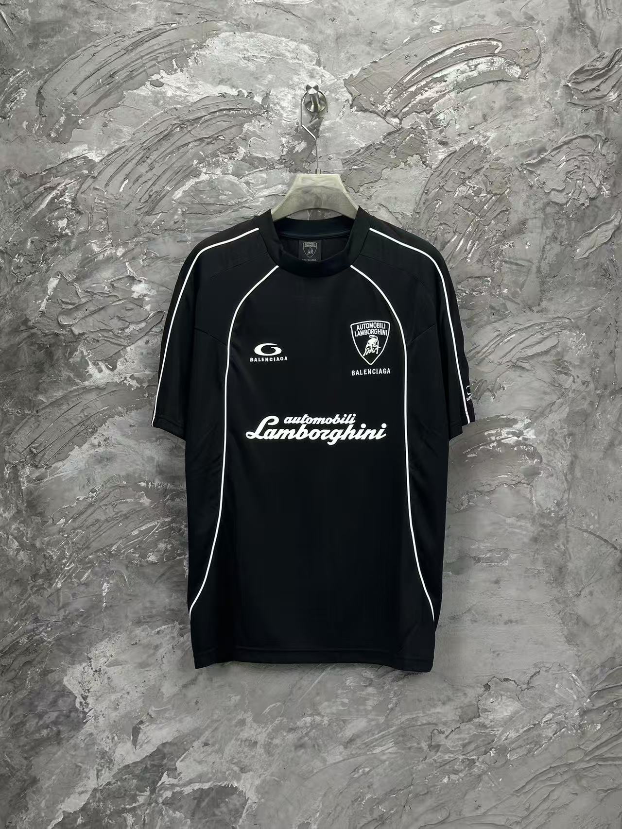 NO:447548,-BALENCI*GA 25 Paris co-branded Lamborghini ball garment short-sleeved T-shirt. The print is made of imported environmentally friendly paddles. The embroidery is embroidered by imported Tajima machine. The neckline is spliced ​​elastic ribs. The garment is washed with secondary washing water. Multi-position splicing. The letters are clear. The effect is three-dimensional. The exclusive version is fixed-woven and dyed 280g fabric. The threads are the same as the cylinder. The style is OS loose shoulder-free. Welcome to compare. The same style for men and women -Color black and white -SIZEXs S M L,,balenciaga,T-shirt,tees,t-shirt,alexander wang19860909-BALENCI*GA 25巴黎联名兰博基尼球服款短袖T恤.印花釆用进口环保胶桨.刺绣采用进口田岛机刺绣.领口拼接弹力罗纹.成衣二次洗水.多位置拼接.超重工艺.字母清晰.效果立体.独家对版定织定染280g面料.螺纹同缸定染零色差.版型釆用OS宽松落肩版型 欢迎对比 男女同款 -Color黑色 白色 -SIZEXs S M L,,balenciaga,T-shirt,tees，t-shirt,alexander wang,Women's clothing