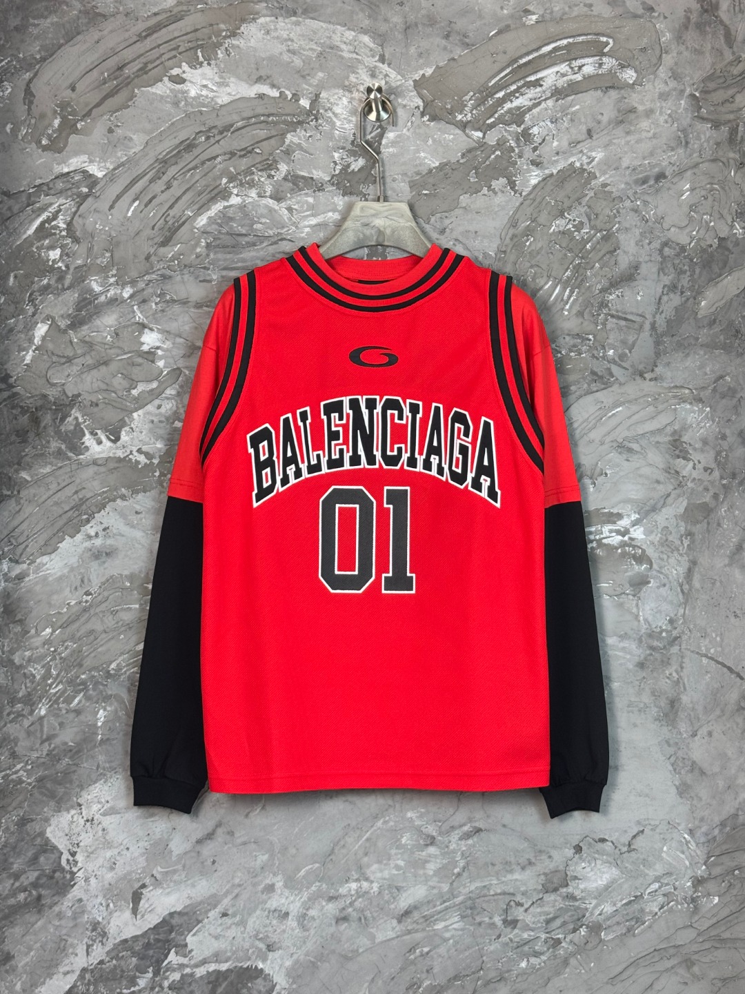 NO:446200,-BALENCI*GA Paris basketball uniform fake 3-piece long-sleeved T-shirt. The front is made of imported Tajima machine patch embroidery and printing. The rear print process. The vest uses mesh, super heavy technology. Restore brick cabinet. Exclusive plate fixed weaving and dyeing G fabric. Threads are the same as the cylinder fixed dyeing zero color difference. The layout is made of OS loose shoulder-shoulder style. Welcome to compare. Men and women's styles -Color black red -SIZEXs S M L,,balenciaga,tees, t-shirt,alexander wang19860909-BALENCI*GA 巴黎篮球球服假3件套长袖T恤.前幅釆用进口田岛机贴布刺绣加印花.后幅印花工艺.背心采用网布.超重工艺.还原砖柜.独家对版定织定染g面料 螺纹同缸定染零色差.版型釆用OS宽松落肩版型.欢迎对比 男女同款 -Color黑色 红色 -SIZEXs S M L,,balenciaga,tees，t-shirt,alexander wang,Women's clothing