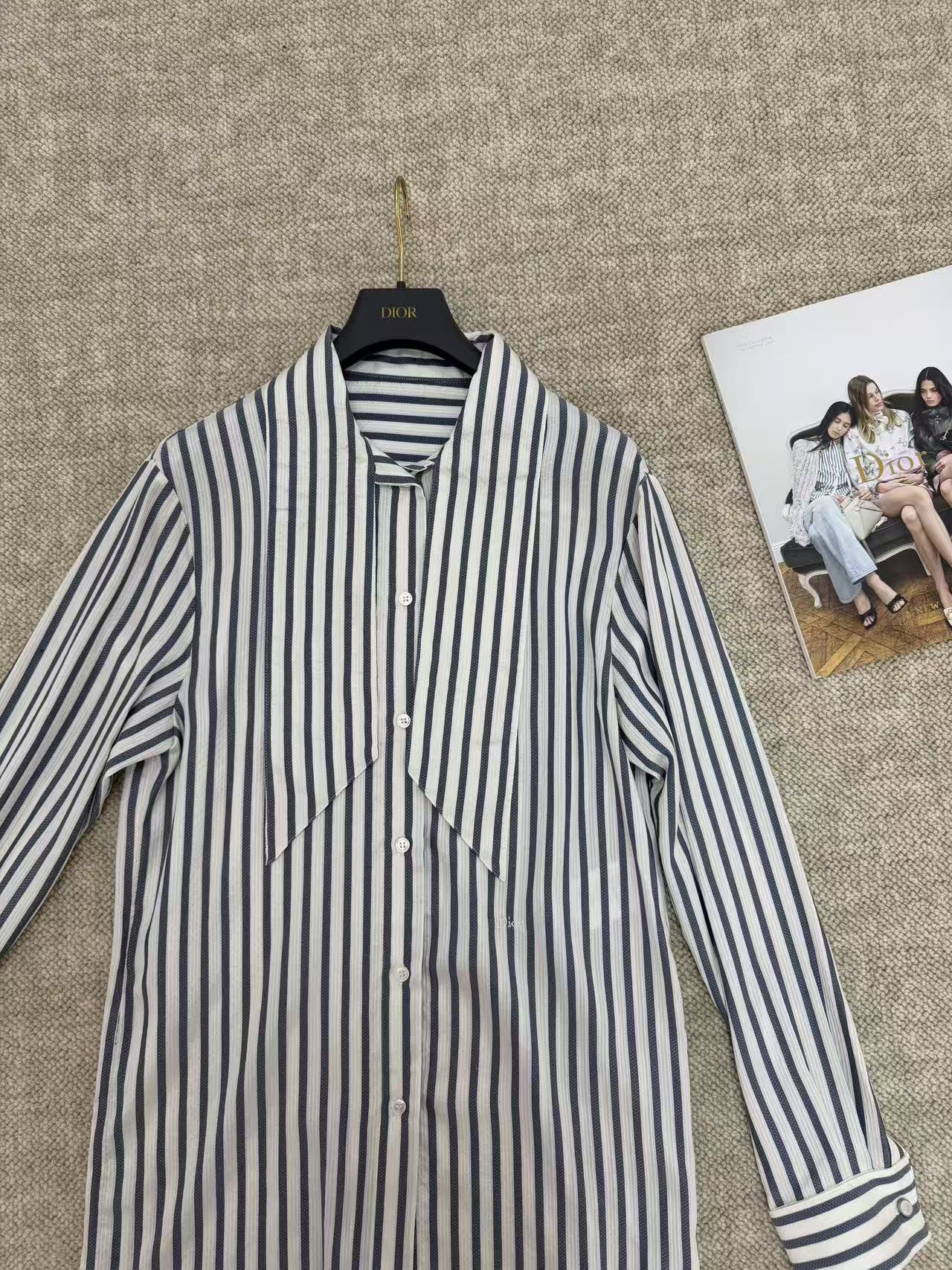 디올 타이 칼라 셔츠 그레이 & 화이트 디 스트라이프 실크 자카드 이미지 6