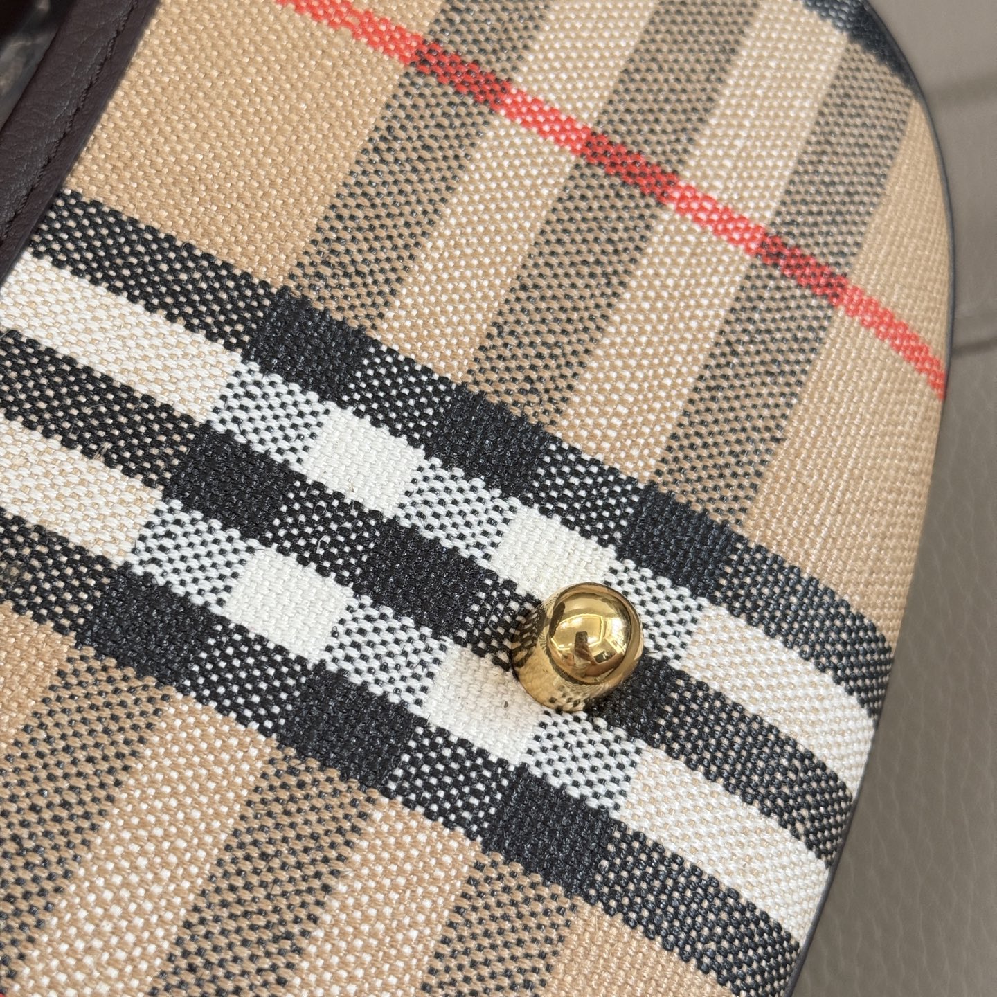 Burberry 装饰提花精纺的 Burberry 格纹，设有风衣灵感涂层饰面