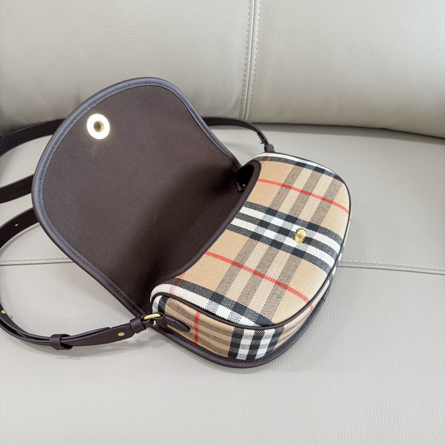 Burberry 装饰提花精纺的 Burberry 格纹，设有风衣灵感涂层饰面