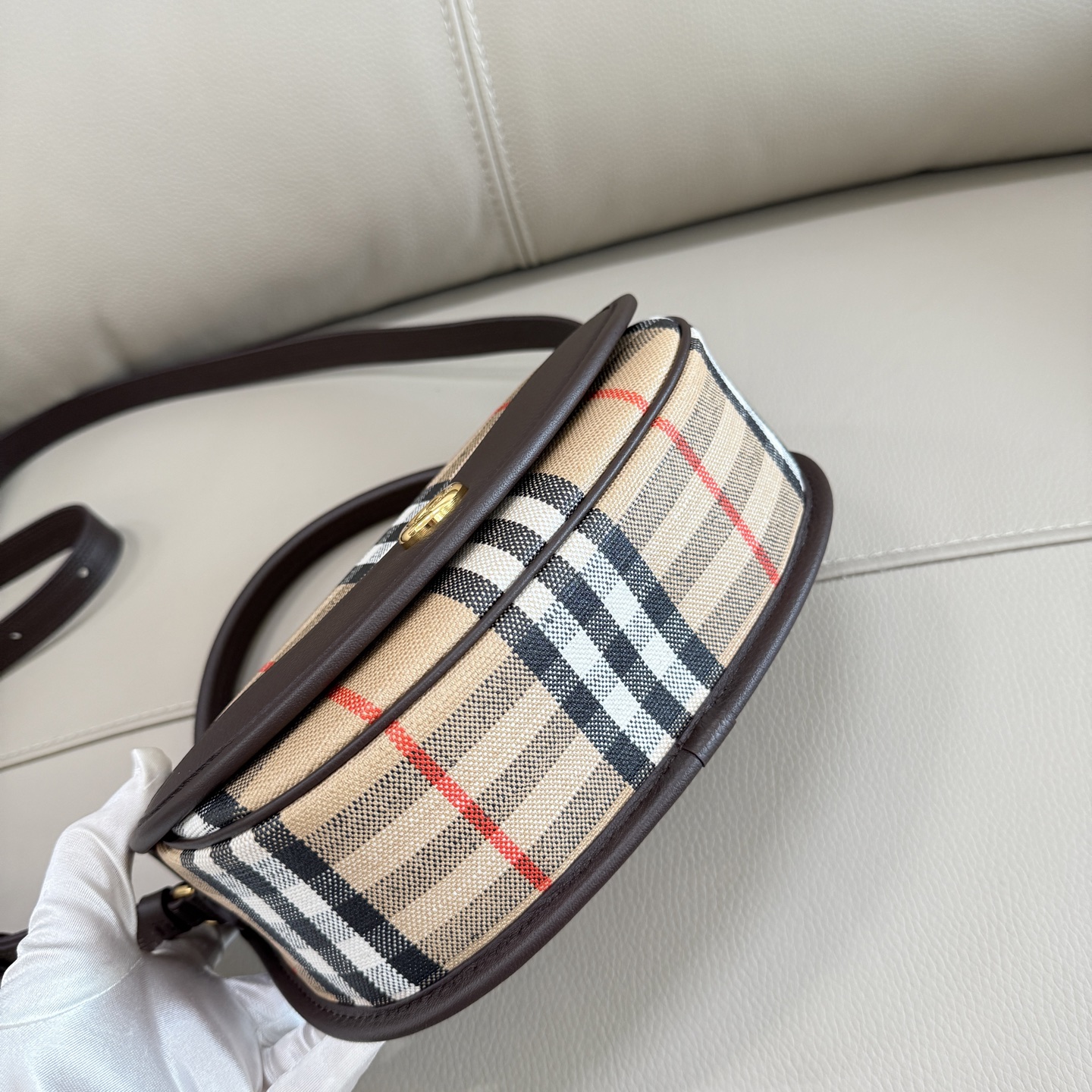 Burberry 装饰提花精纺的 Burberry 格纹，设有风衣灵感涂层饰面