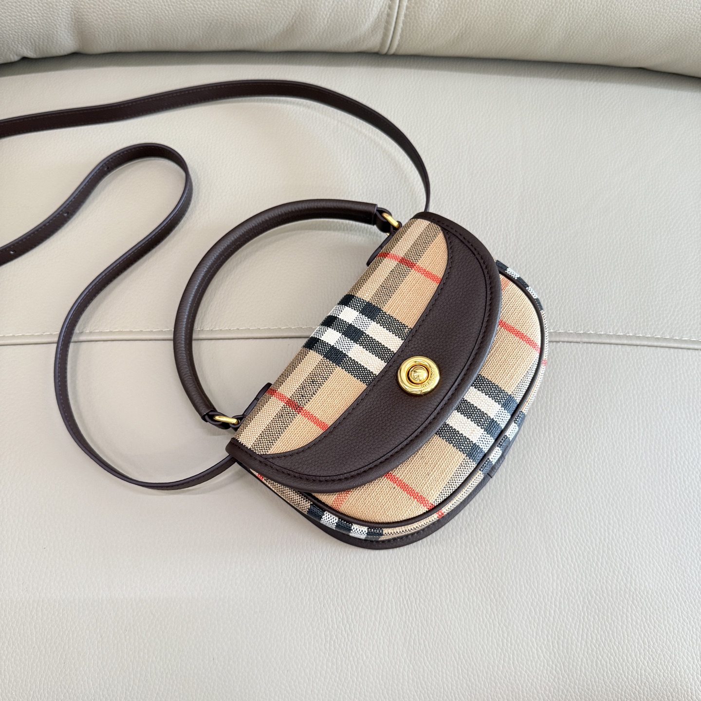 Burberry 新款迷你 Highlands精巧包款 汲取户外设计理念打造 选用棉质亚麻混纺面料