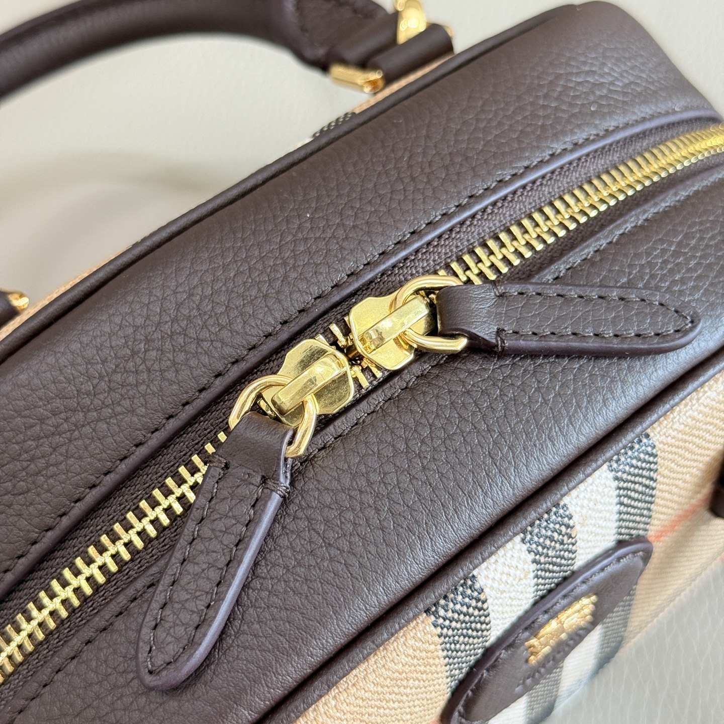 Burberry 新款迷你 Highlands 保龄球包 汲取户外设计理念打造 选用棉质亚麻混纺面料