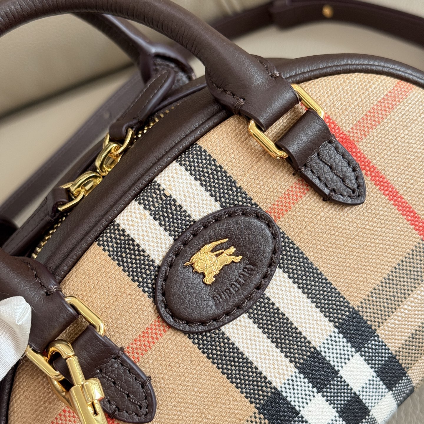 Burberry 新款迷你 Highlands 保龄球包 汲取户外设计理念打造 选用棉质亚麻混纺面料