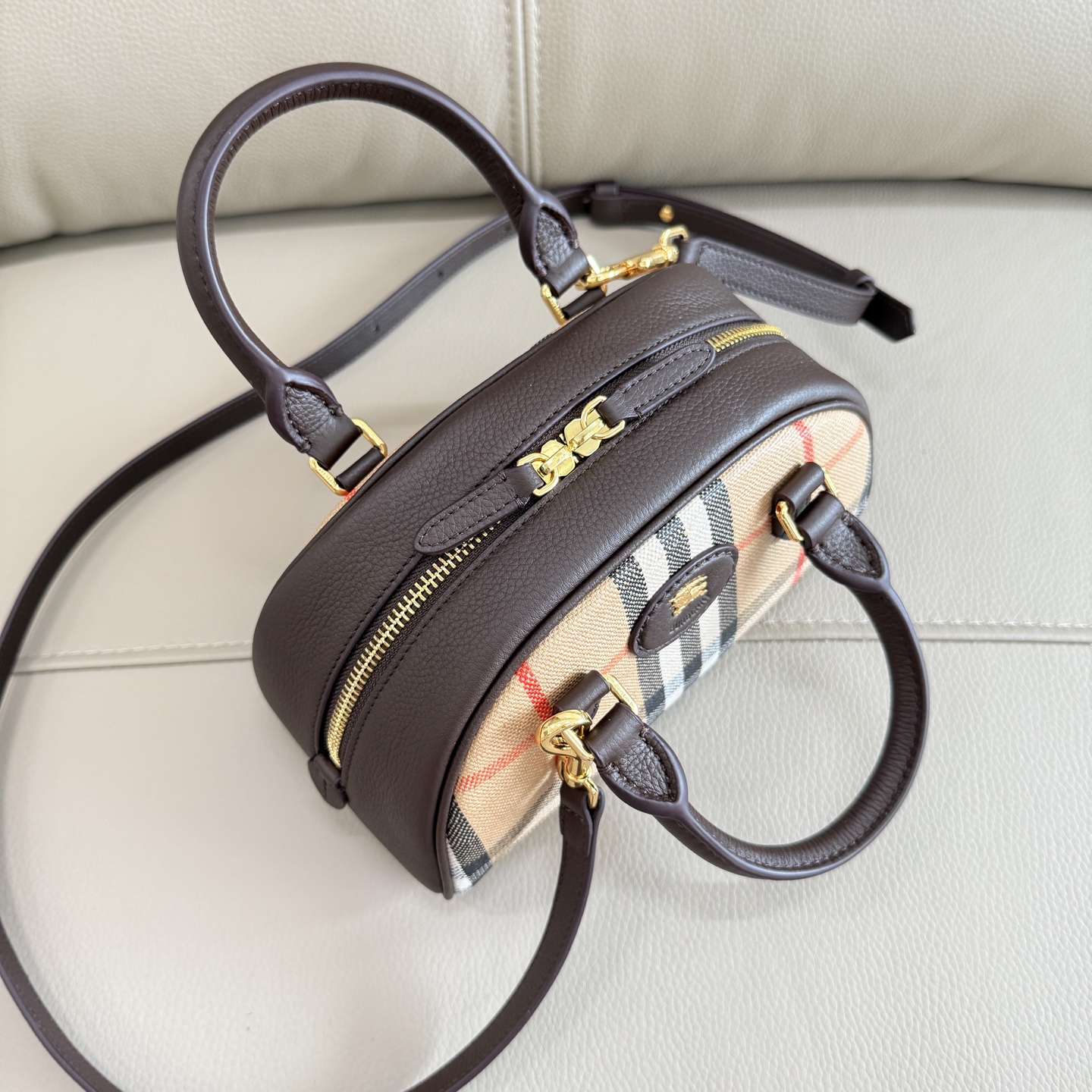 Burberry 新款迷你 Highlands 保龄球包 汲取户外设计理念打造 选用棉质亚麻混纺面料