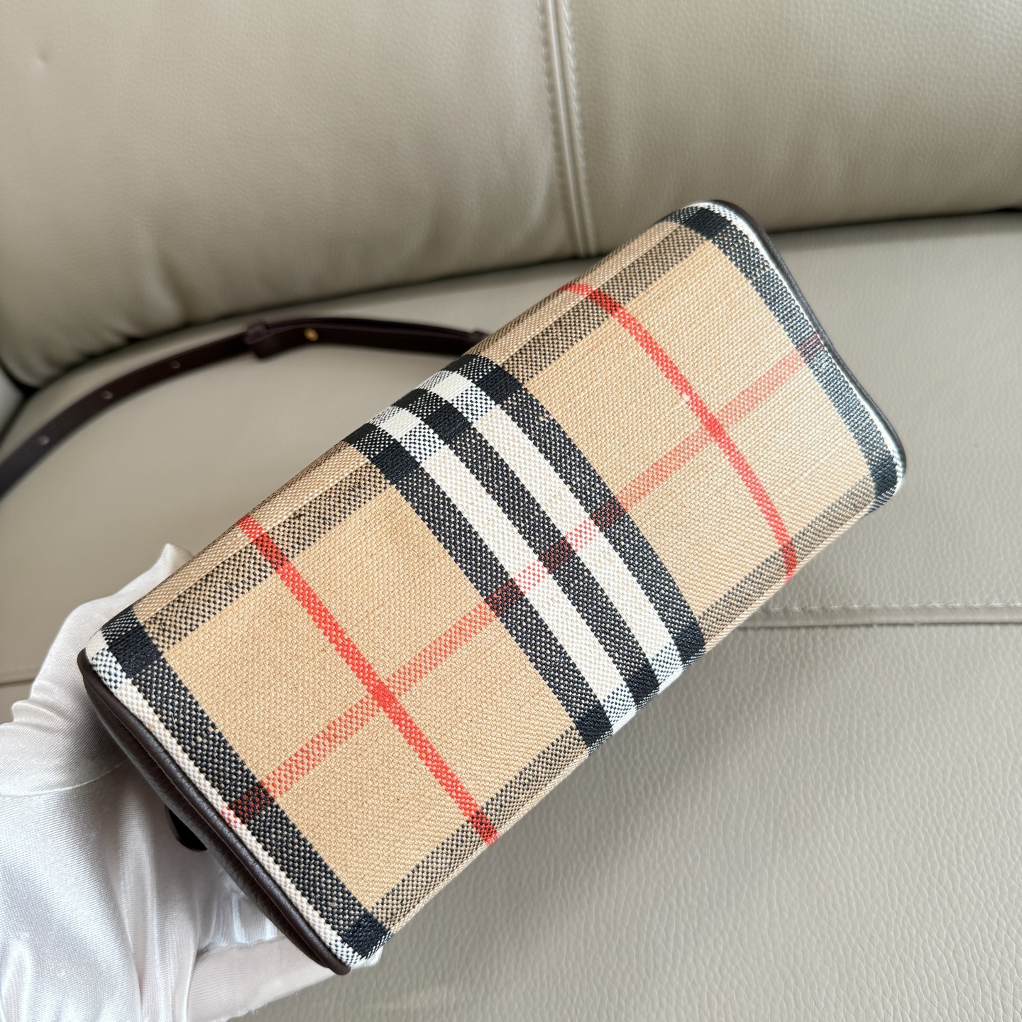 Burberry 新款迷你 Highlands 保龄球包 汲取户外设计理念打造 选用棉质亚麻混纺面料