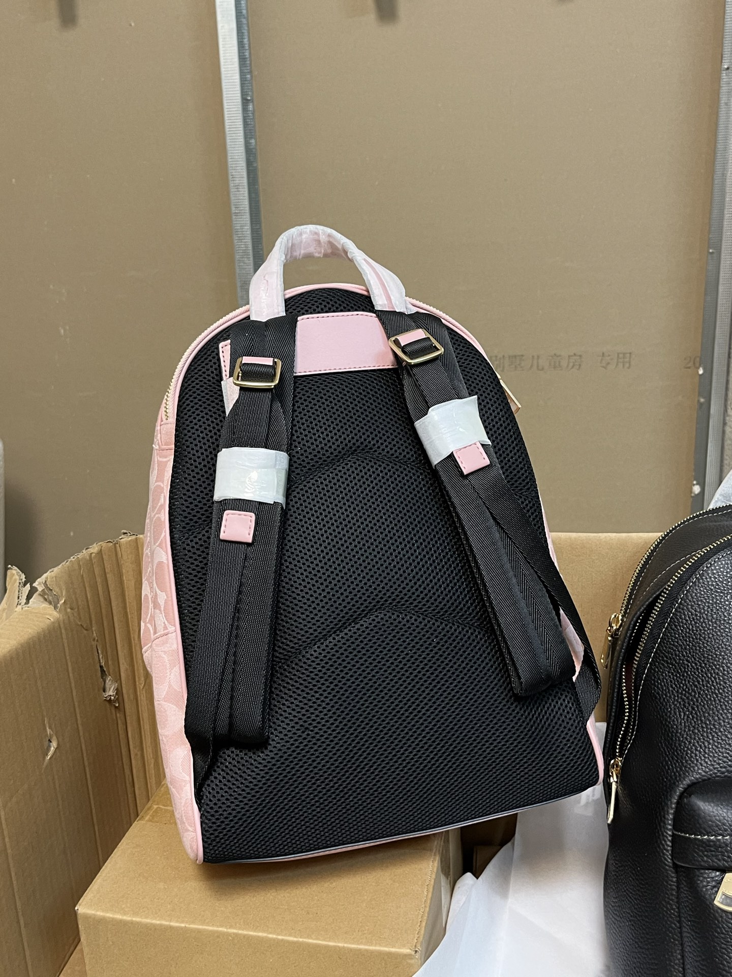COACH bag Who can resist this pink backpack — photo 7