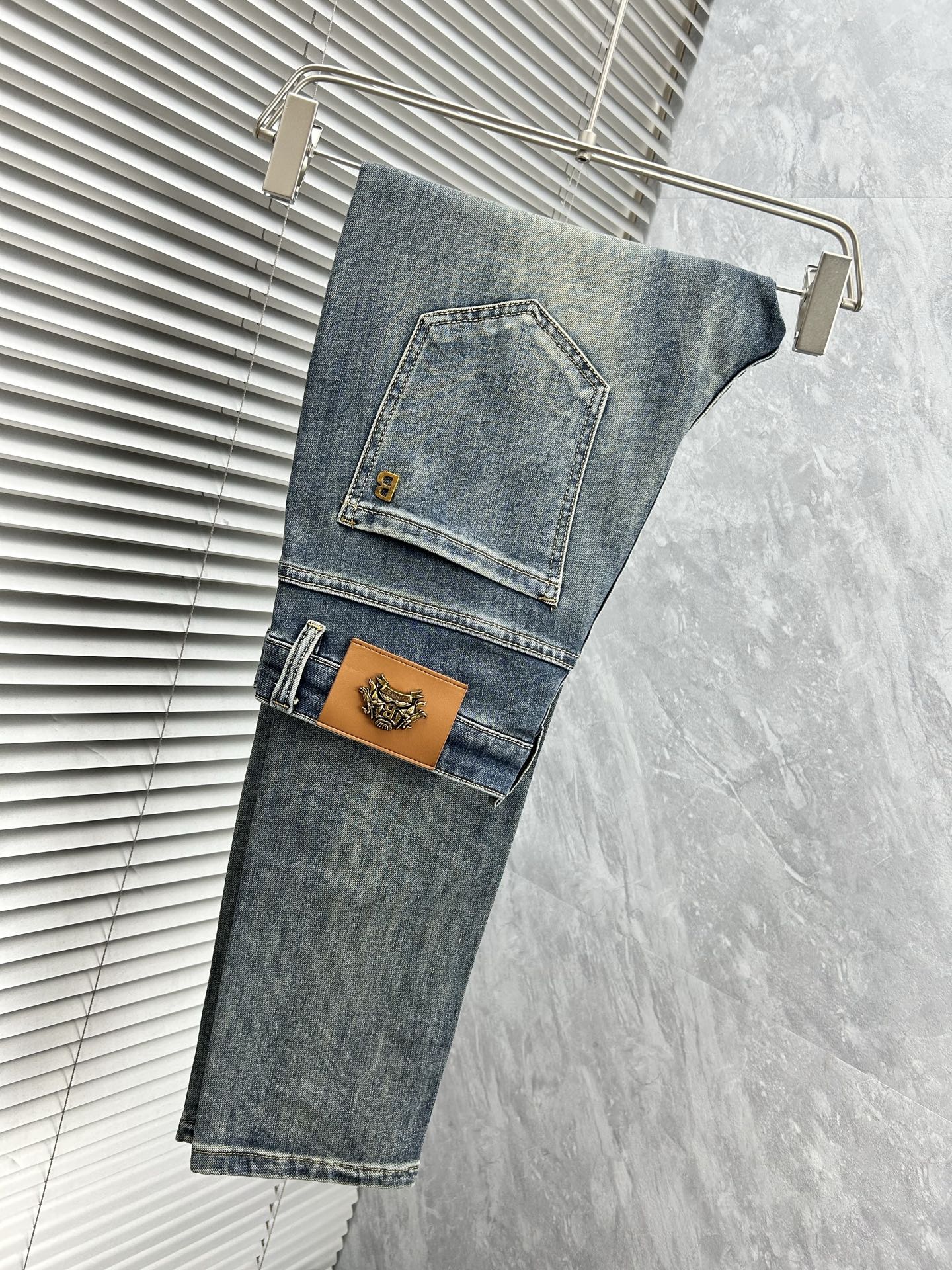 NO:438559,Bubb’s exclusively offers the new high-end version of casual jeans!  Customized fabrics for counters are breathable and comfortable, with impeccable details, and the brand element design concept reflects high quality. The feel is delicate and soft!  It is casually cut, with a great upper body style!  Count 29-38, burberry, jeans, alexander wang19860909巴宝‘’独家专供新款休闲牛仔裤高端版本！专柜定制面料 透气舒适度高,细节无可挑剔,品牌元素设计理念,体现高品质.手感细腻柔软！呈现休闲裁剪,上身版型超赞！码数29-38,,burberry,jeans,alexander wang,Men's clothing