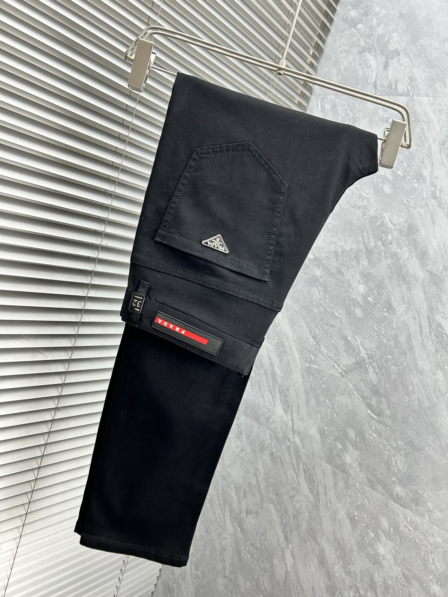 NO:438565,Pula’’ exclusively available for new casual jeans high-end versions!  Customized fabrics for counters are breathable and comfortable, with impeccable details, and the brand element design concept reflects high quality. The feel is delicate and soft!  It is casually cut, with a great upper body style!  Number of codes 29-38, prada, jeans, alexander wang19860909普拉‘’独家专供新款休闲牛仔裤高端版本！专柜定制面料 透气舒适度高,细节无可挑剔,品牌元素设计理念,体现高品质.手感细腻柔软！呈现休闲裁剪,上身版型超赞！码数29-38,,prada,jeans,alexander wang,Men's clothing