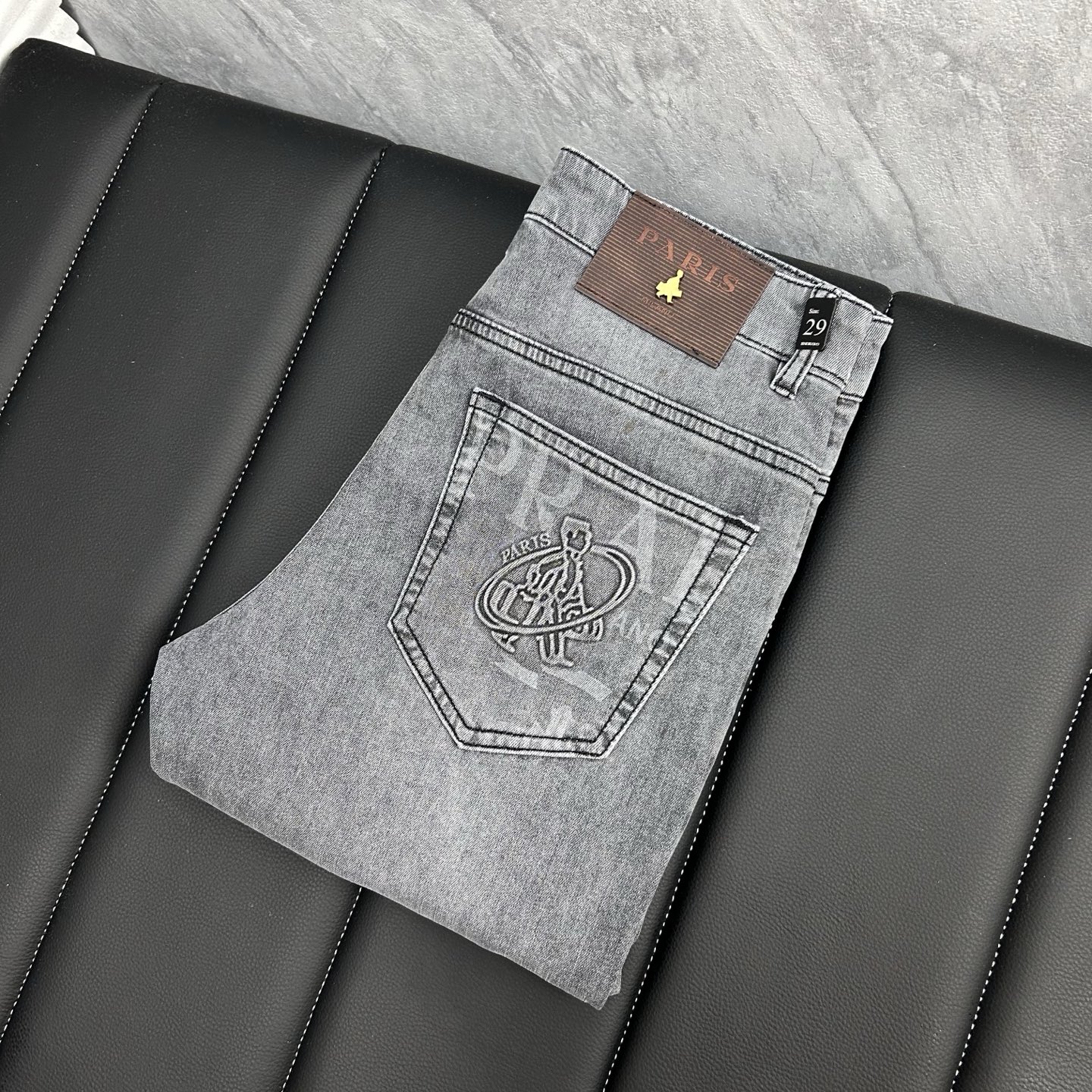 NO:438604,Prada has launched the latest new men's jeans in spring and summer!  Heavy industry washing denim fabric, custom fabric is softer and more comfortable than ordinary denim fabrics!  Super heavy industry washing process, double craft washing. The whole pair of pants has a comfortable feel, delicateness and breathability effect. All hardware brand logos are customized by special models, and the materials are selected as the best attributes. The elasticity of the fabric is very good and the comfort is great!  Low-key design style is simple and elegant. Number of codes 29-38, prada, jeans, alexander wang19860909普拉达 春夏最新推出男士牛仔裤新品！重工水洗牛仔面料,定制面料和一般牛仔布料比起来,更加柔软舒适！超重工洗水工艺 双工艺洗水 整条裤子,手感舒适,细腻程度与透气效果堪称顶级,所有的五金品牌logo都是专模定做,材质都是选最好的属性.面料的弹性很好,舒适性非常棒！低调设计风格简洁大方.码数29-38,,prada,jeans,alexander wang,Men's clothing