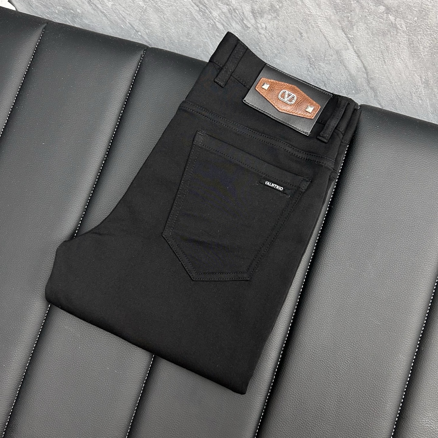 NO:438599,Valentino has launched the latest new men's jeans in spring and summer!  Heavy industry washing denim fabric, custom fabric is softer and more comfortable than ordinary denim fabrics!  Super heavy industry washing process, double craft washing. The whole pair of pants has a comfortable feel, delicateness and breathability effect. All hardware brand logos are customized by special models, and the materials are selected as the best attributes. The elasticity of the fabric is very good and the comfort is great!  Low-key design style is simple and elegant. Number of codes 29-38, valentino, jeans, alexander wang19860909华伦天奴 春夏最新推出男士牛仔裤新品！重工水洗牛仔面料,定制面料和一般牛仔布料比起来,更加柔软舒适！超重工洗水工艺 双工艺洗水 整条裤子,手感舒适,细腻程度与透气效果堪称顶级,所有的五金品牌logo都是专模定做,材质都是选最好的属性.面料的弹性很好,舒适性非常棒！低调设计风格简洁大方.码数29-38,,valentino,jeans,alexander wang,Men's clothing