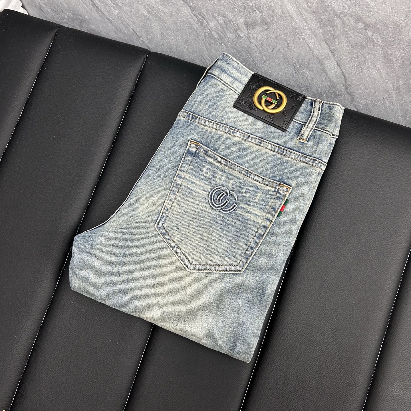 NO:438593,Guqi has launched the latest new men's jeans in spring and summer!  Heavy industry washing denim fabric, custom fabric is softer and more comfortable than ordinary denim fabrics!  Super heavy industry washing process, double craft washing. The whole pair of pants has a comfortable feel, delicateness and breathability effect. All hardware brand logos are customized by special models, and the materials are selected as the best attributes. The elasticity of the fabric is very good and the comfort is great!  Low-key design style is simple and elegant. Number of codes 29-38, jeans, alexander wang19860909古奇 春夏最新推出男士牛仔裤新品！重工水洗牛仔面料,定制面料和一般牛仔布料比起来,更加柔软舒适！超重工洗水工艺 双工艺洗水 整条裤子,手感舒适,细腻程度与透气效果堪称顶级,所有的五金品牌logo都是专模定做,材质都是选最好的属性.面料的弹性很好,舒适性非常棒！低调设计风格简洁大方.码数29-38,,jeans,alexander wang,Men's clothing