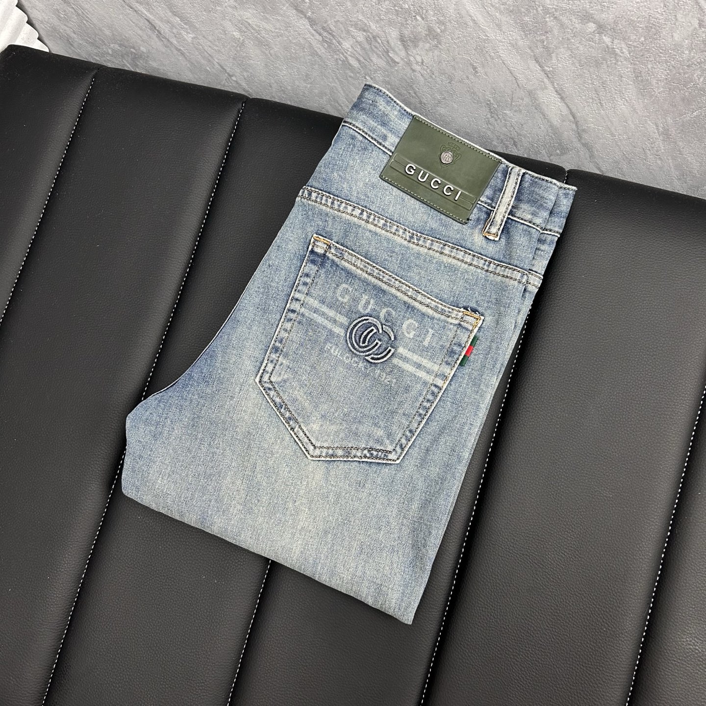 NO:438580,Guqi has launched the latest new men's jeans in spring and summer!  Heavy industry washing denim fabric, custom fabric is softer and more comfortable than ordinary denim fabrics!  Super heavy industry washing process, double craft washing. The whole pair of pants has a comfortable feel, delicateness and breathability effect. All hardware brand logos are customized by special models, and the materials are selected as the best attributes. The elasticity of the fabric is very good and the comfort is great!  Low-key design style is simple and elegant. Number of codes 29-38, jeans, alexander wang19860909古奇 春夏最新推出男士牛仔裤新品！重工水洗牛仔面料,定制面料和一般牛仔布料比起来,更加柔软舒适！超重工洗水工艺 双工艺洗水 整条裤子,手感舒适,细腻程度与透气效果堪称顶级,所有的五金品牌logo都是专模定做,材质都是选最好的属性.面料的弹性很好,舒适性非常棒！低调设计风格简洁大方.码数29-38,,jeans,alexander wang,Men's clothing