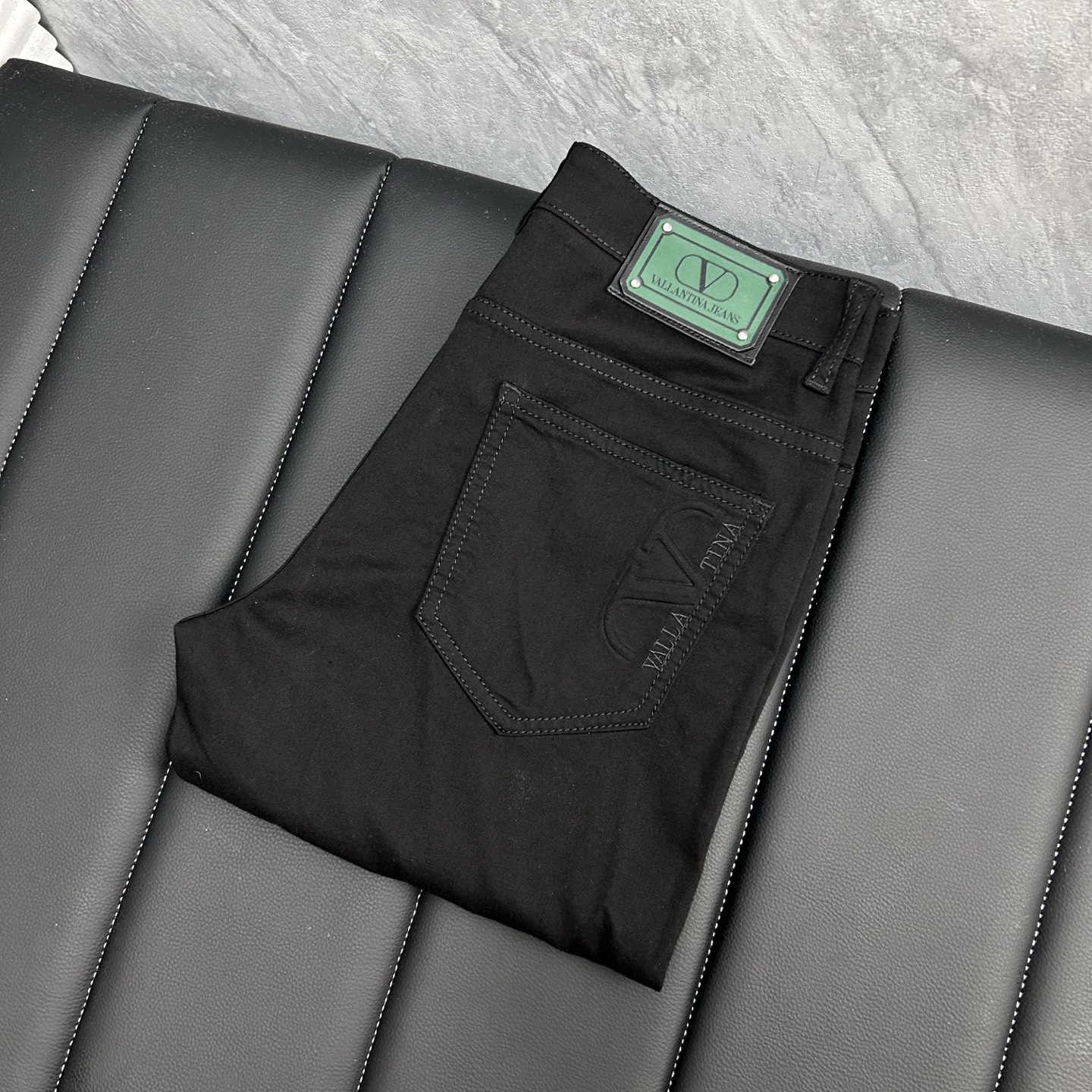 NO:438573,Valentino has launched the latest new men's jeans in spring and summer!  Heavy industry washing denim fabric, custom fabric is softer and more comfortable than ordinary denim fabrics!  Super heavy industry washing process, double craft washing. The whole pair of pants has a comfortable feel, delicateness and breathability effect. All hardware brand logos are customized by special models, and the materials are selected as the best attributes. The elasticity of the fabric is very good and the comfort is great!  Low-key design style is simple and elegant. Number of codes 29-38, valentino, jeans, alexander wang19860909华伦天奴 春夏最新推出男士牛仔裤新品！重工水洗牛仔面料,定制面料和一般牛仔布料比起来,更加柔软舒适！超重工洗水工艺 双工艺洗水 整条裤子,手感舒适,细腻程度与透气效果堪称顶级,所有的五金品牌logo都是专模定做,材质都是选最好的属性.面料的弹性很好,舒适性非常棒！低调设计风格简洁大方.码数29-38,,valentino,jeans,alexander wang,Men's clothing