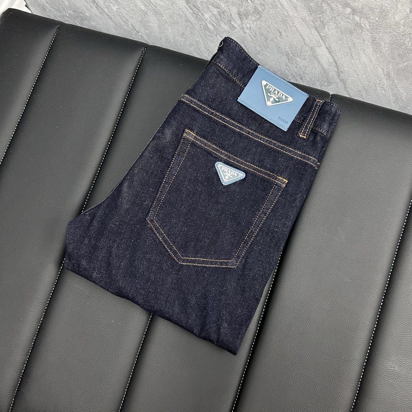 NO:438569,Prada has launched the latest new men's jeans in spring and summer!  Heavy industry washing denim fabric, custom fabric is softer and more comfortable than ordinary denim fabrics!  Super heavy industry washing process, double craft washing. The whole pair of pants has a comfortable feel, delicateness and breathability effect. All hardware brand logos are customized by special models, and the materials are selected as the best attributes. The elasticity of the fabric is very good and the comfort is great!  Low-key design style is simple and elegant. Number of codes 29-38, prada, jeans, alexander wang19860909普拉达 春夏最新推出男士牛仔裤新品！重工水洗牛仔面料,定制面料和一般牛仔布料比起来,更加柔软舒适！超重工洗水工艺 双工艺洗水 整条裤子,手感舒适,细腻程度与透气效果堪称顶级,所有的五金品牌logo都是专模定做,材质都是选最好的属性.面料的弹性很好,舒适性非常棒！低调设计风格简洁大方.码数29-38,,prada,jeans,alexander wang,Men's clothing